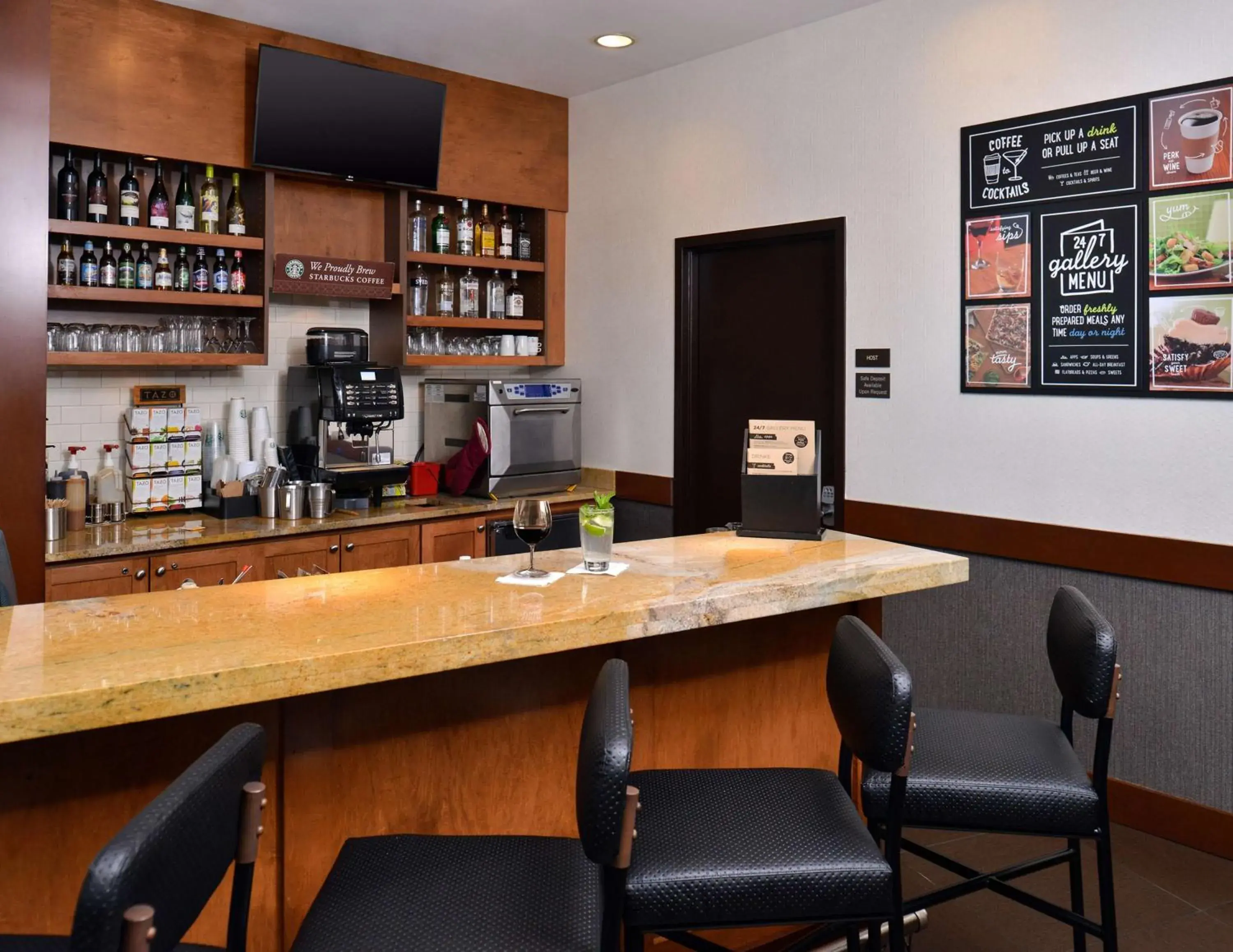 Lounge or bar in Hyatt Place Garden City Lounge or bar in Hyatt Place Garden City