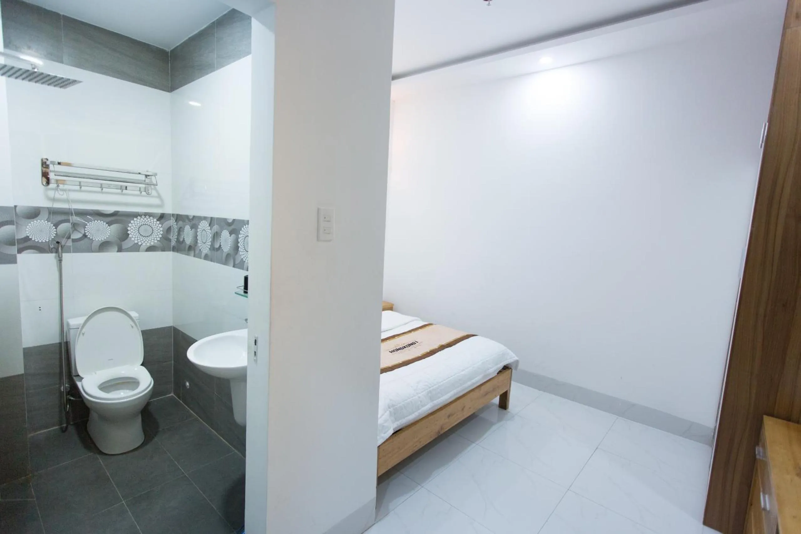 Shower in HongKong1 Hotel Quy Nhon