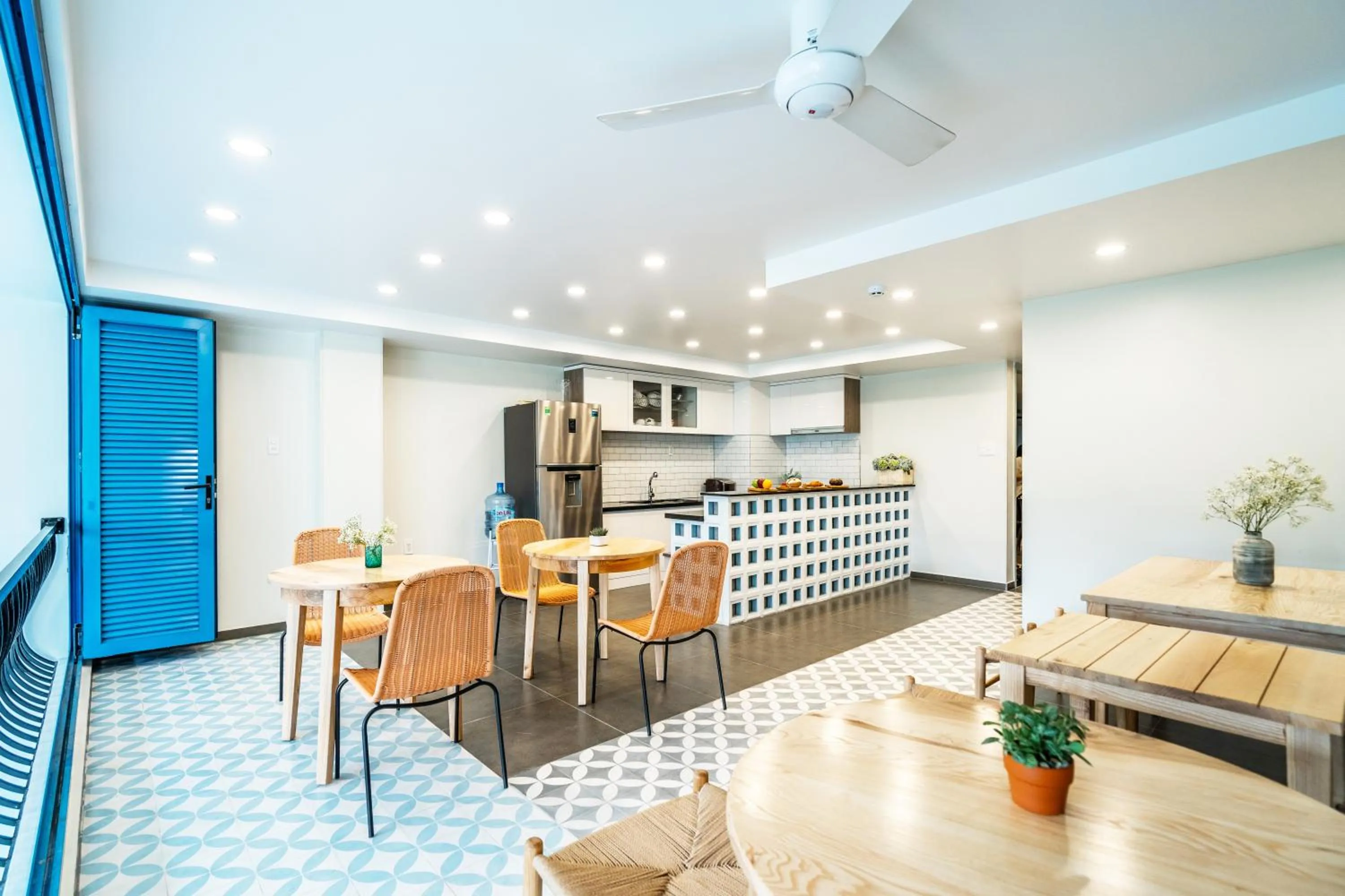 Restaurant/places to eat in Mecozy Apartel