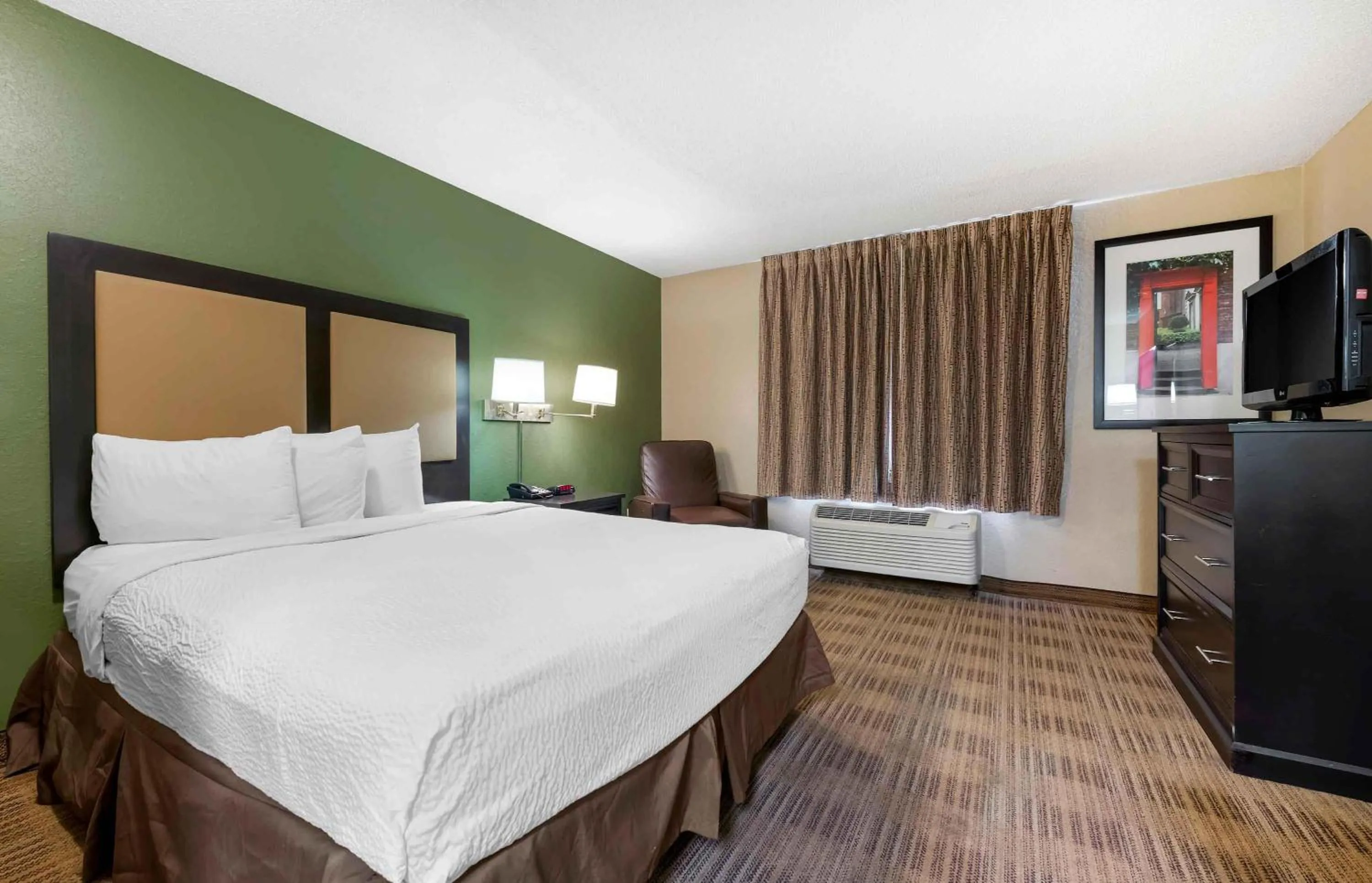 Bedroom, Bed in Extended Stay America Select Suites - Jacksonville - Lenoir Avenue East