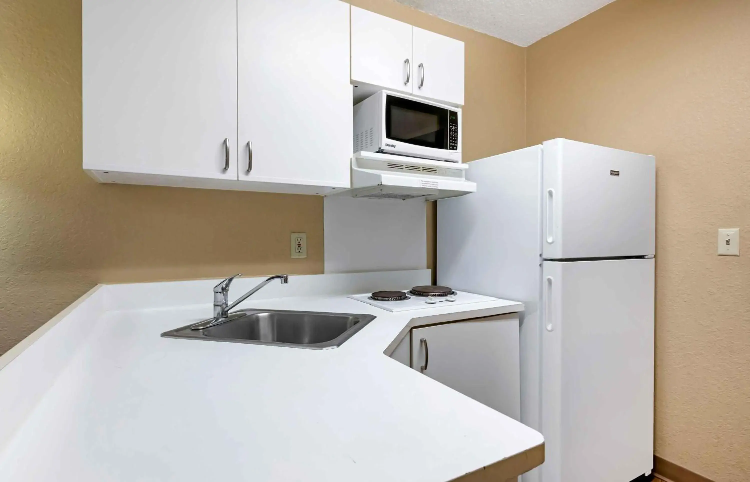 Kitchen or kitchenette in Extended Stay America Select Suites - Jacksonville - Lenoir Avenue East Kitchen or kitchenette in Extended Stay America Select Suites - Jacksonville - Lenoir Avenue East