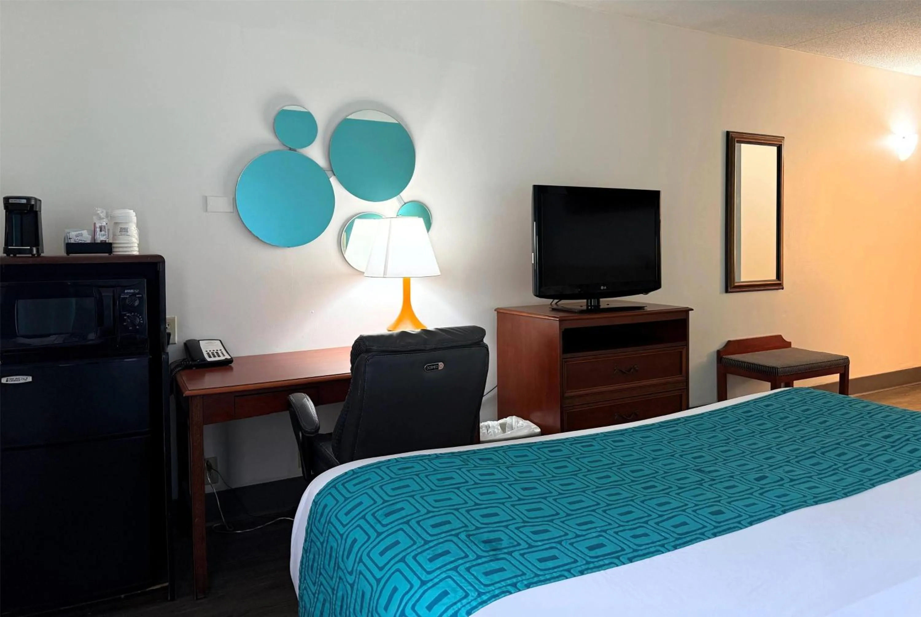 Photo of the whole room, Bed in Howard Johnson by Wyndham Evansville East