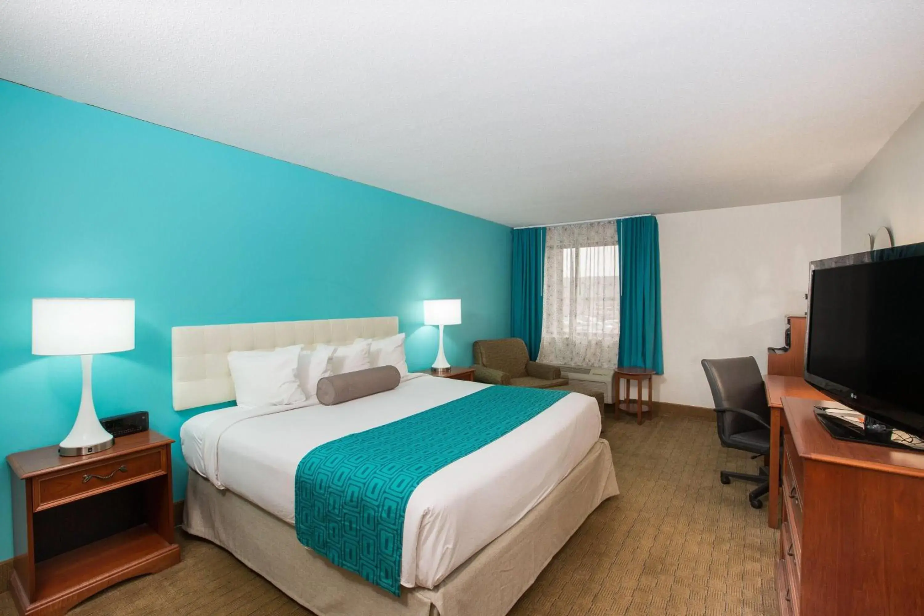 Photo of the whole room, Bed in Howard Johnson by Wyndham Evansville East Photo of the whole room, Bed in Howard Johnson by Wyndham Evansville East