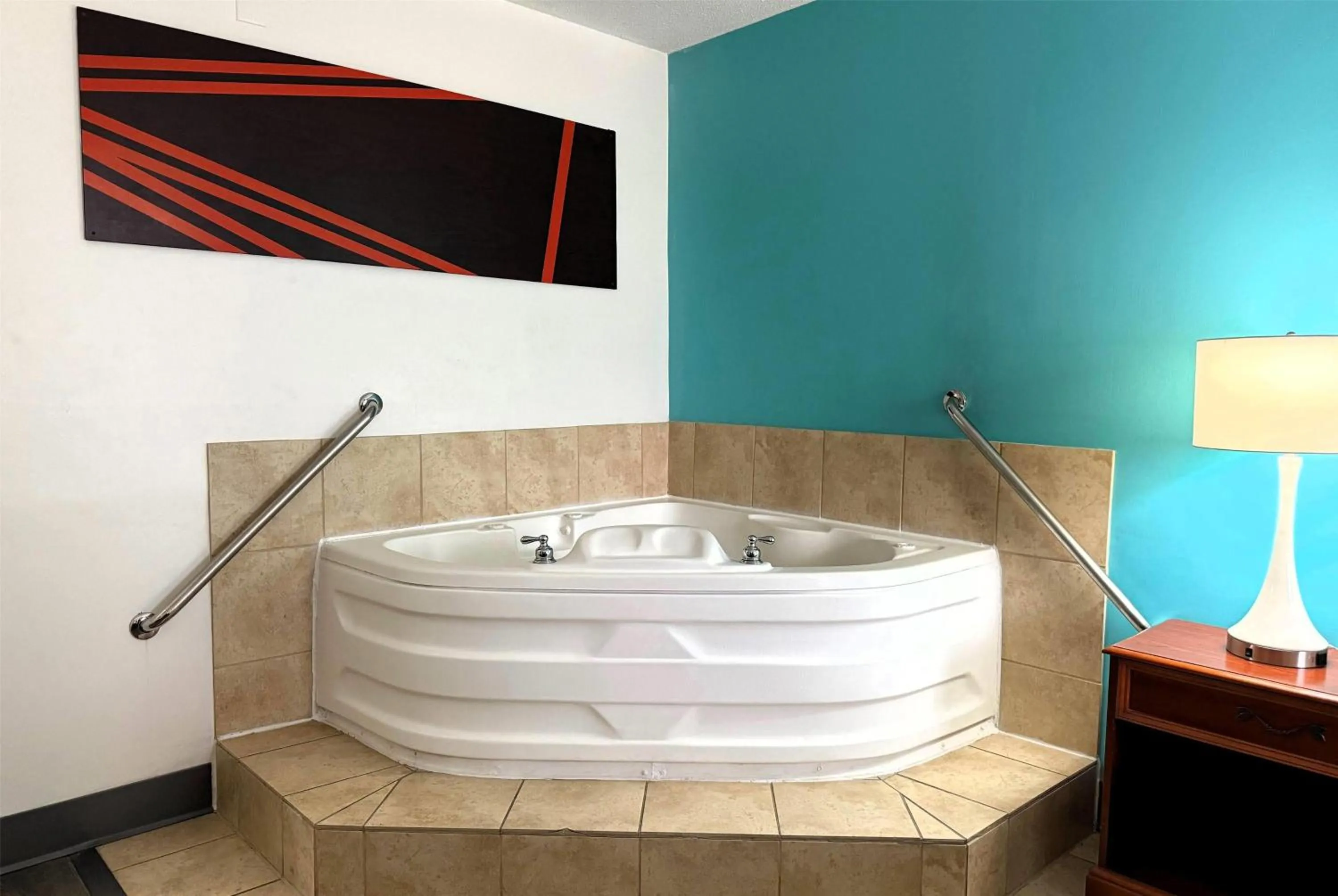 Photo of the whole room in Howard Johnson by Wyndham Evansville East