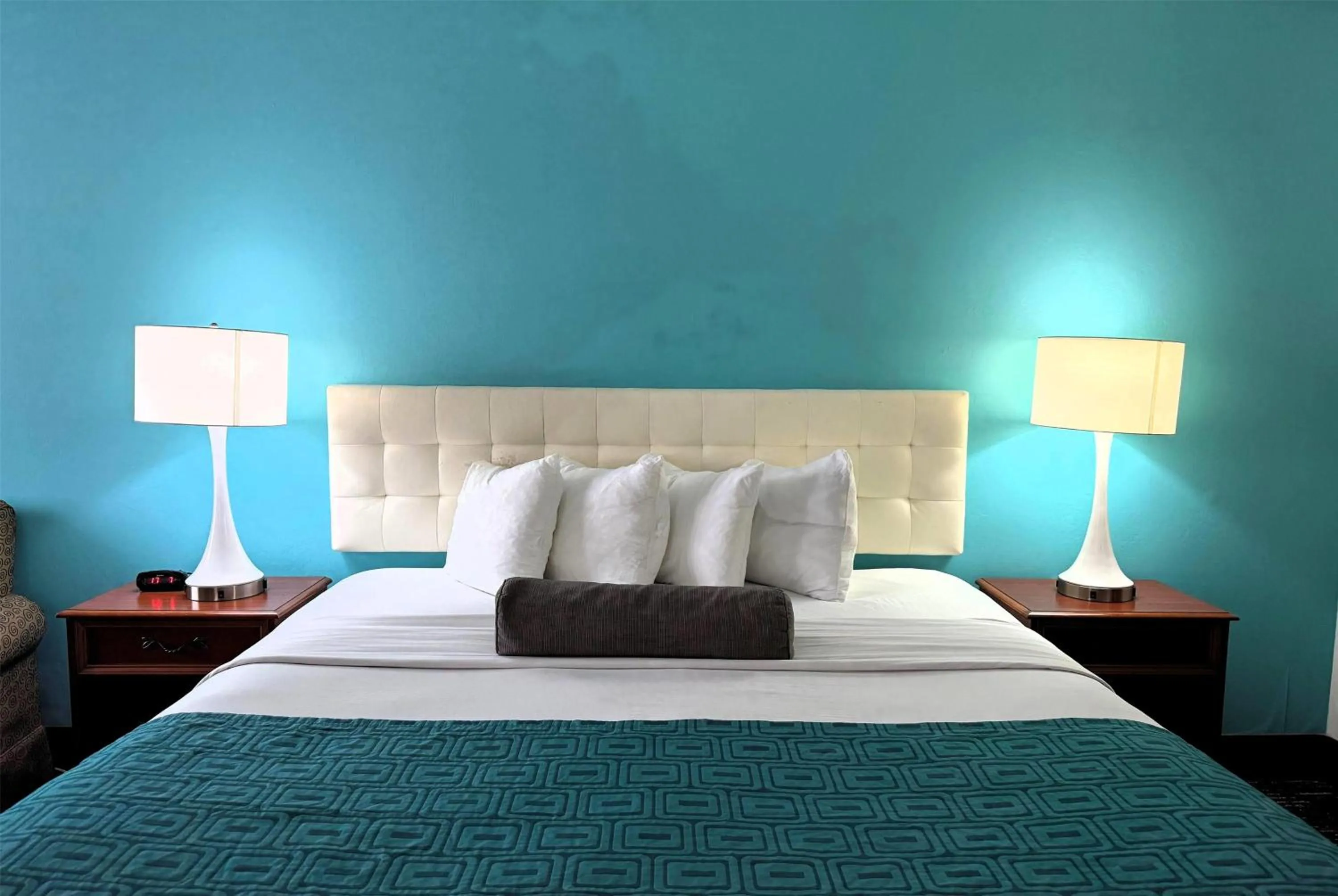 Photo of the whole room, Bed in Howard Johnson by Wyndham Evansville East