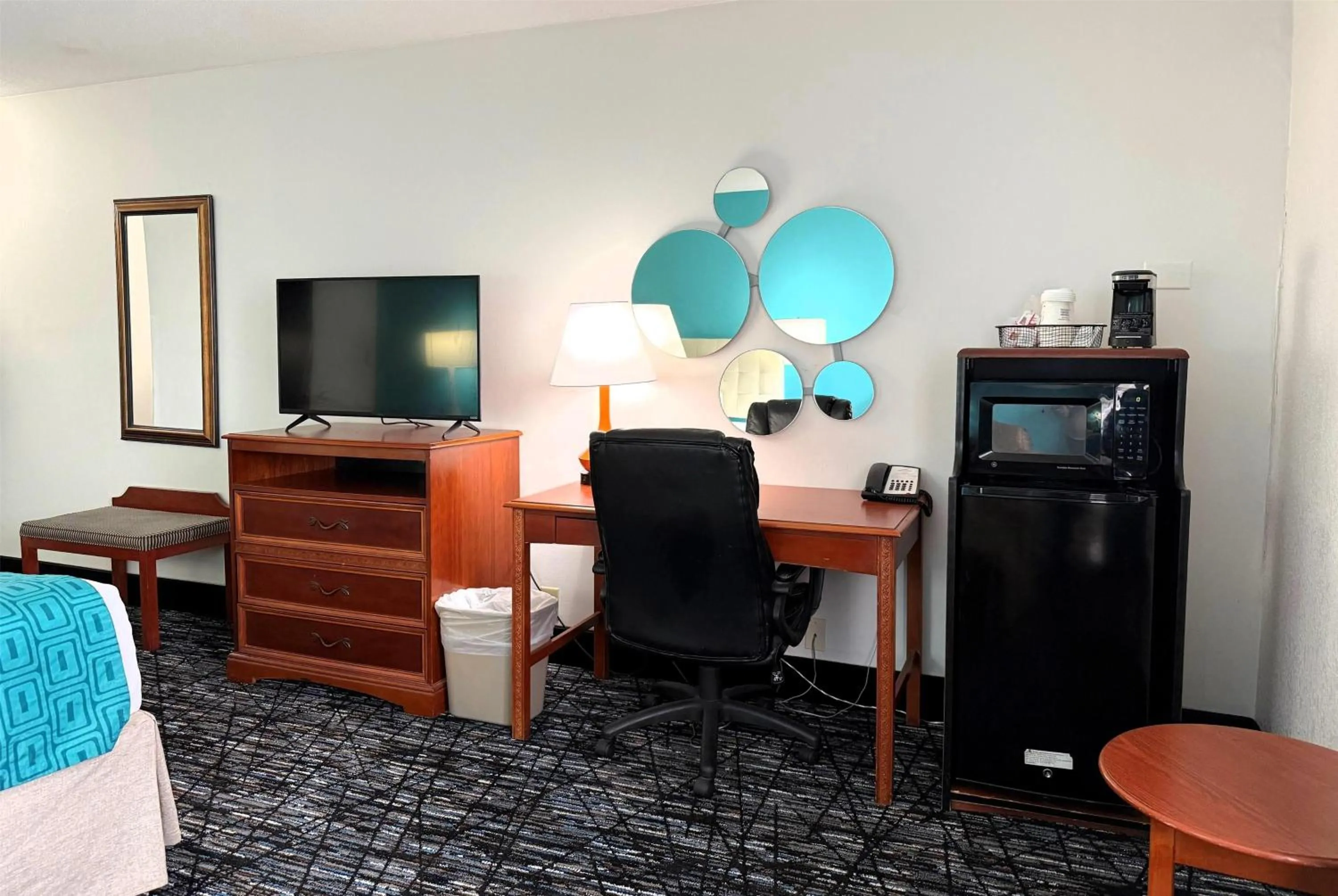 Photo of the whole room in Howard Johnson by Wyndham Evansville East