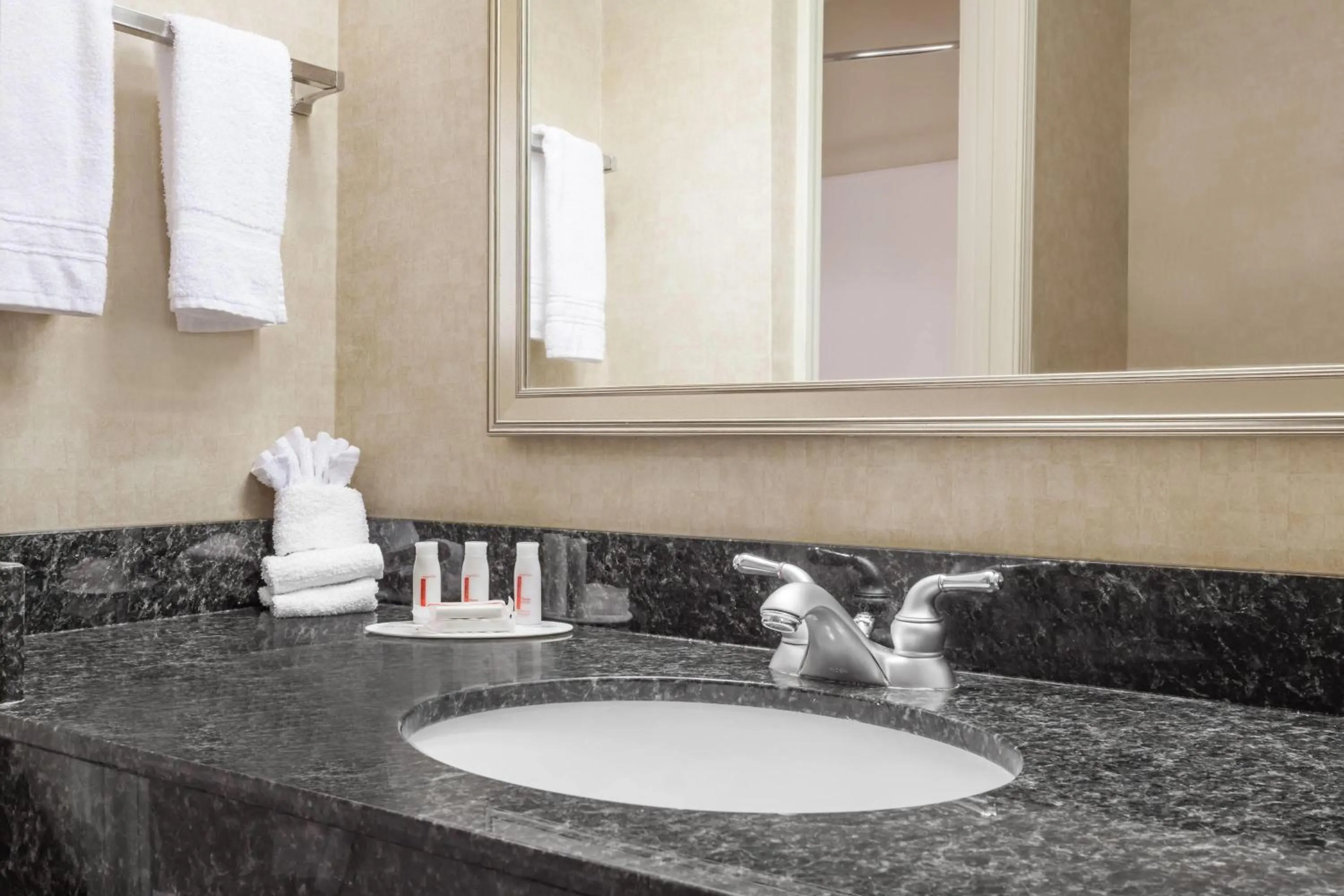 Bathroom in Howard Johnson by Wyndham Evansville East