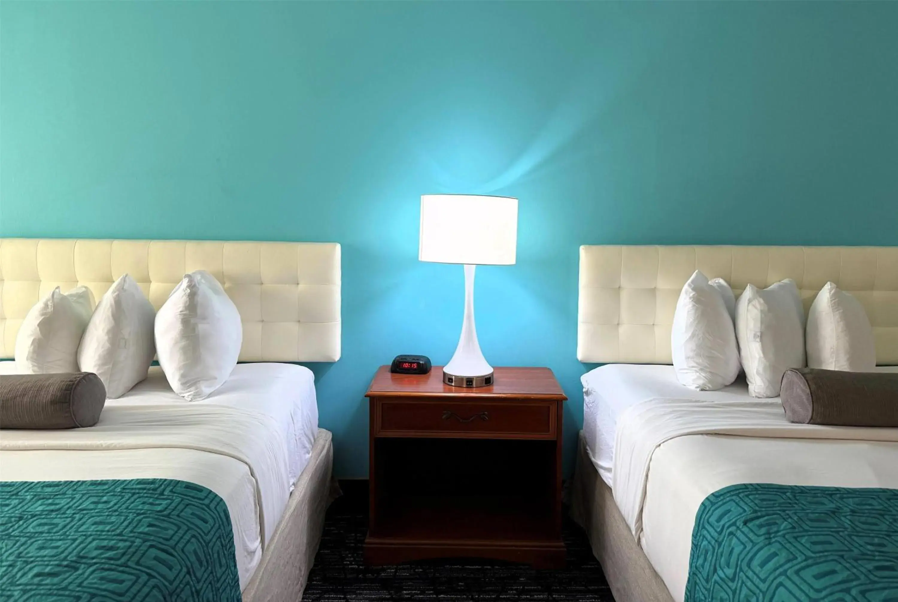 Photo of the whole room, Bed in Howard Johnson by Wyndham Evansville East Photo of the whole room, Bed in Howard Johnson by Wyndham Evansville East