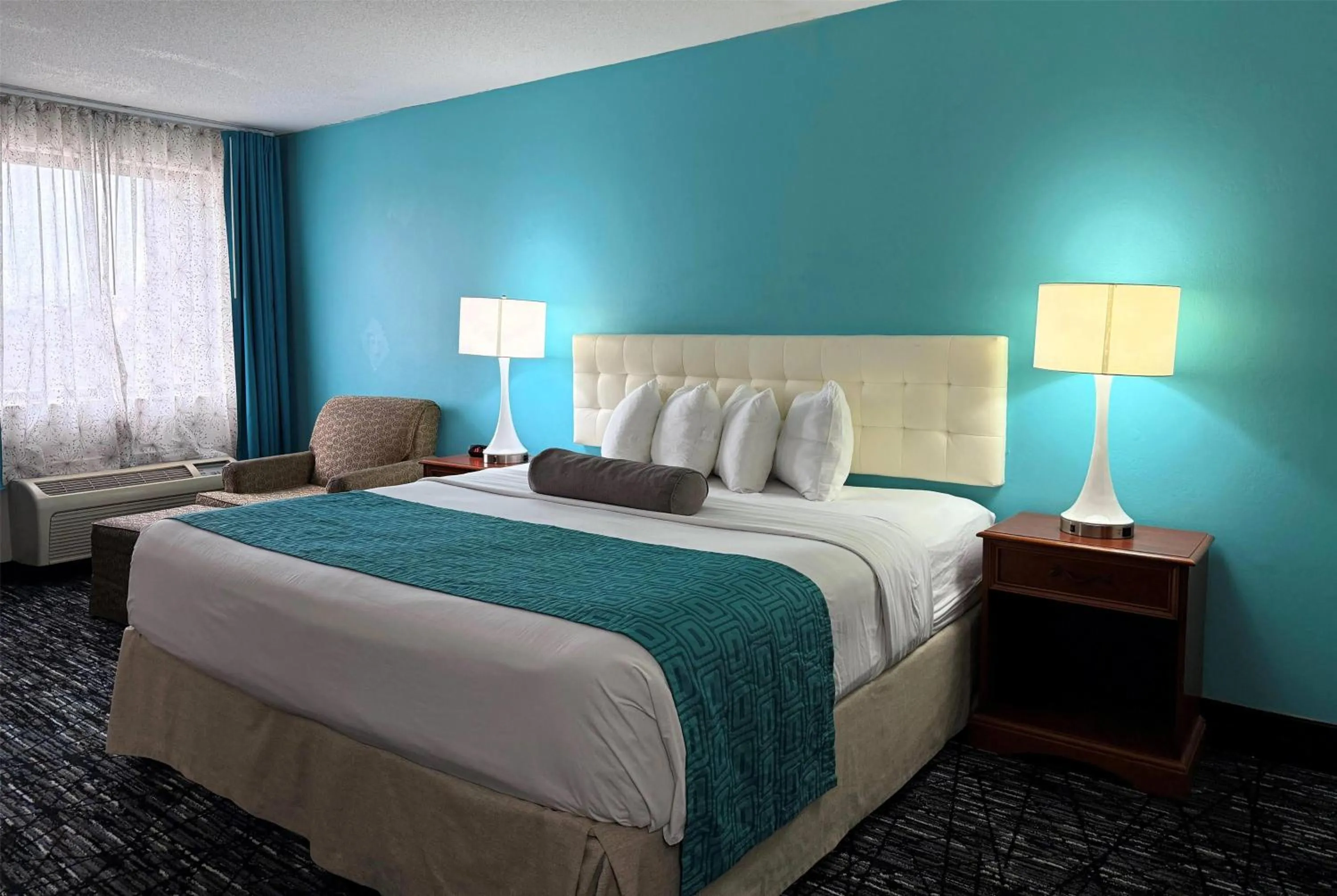 Photo of the whole room, Bed in Howard Johnson by Wyndham Evansville East
