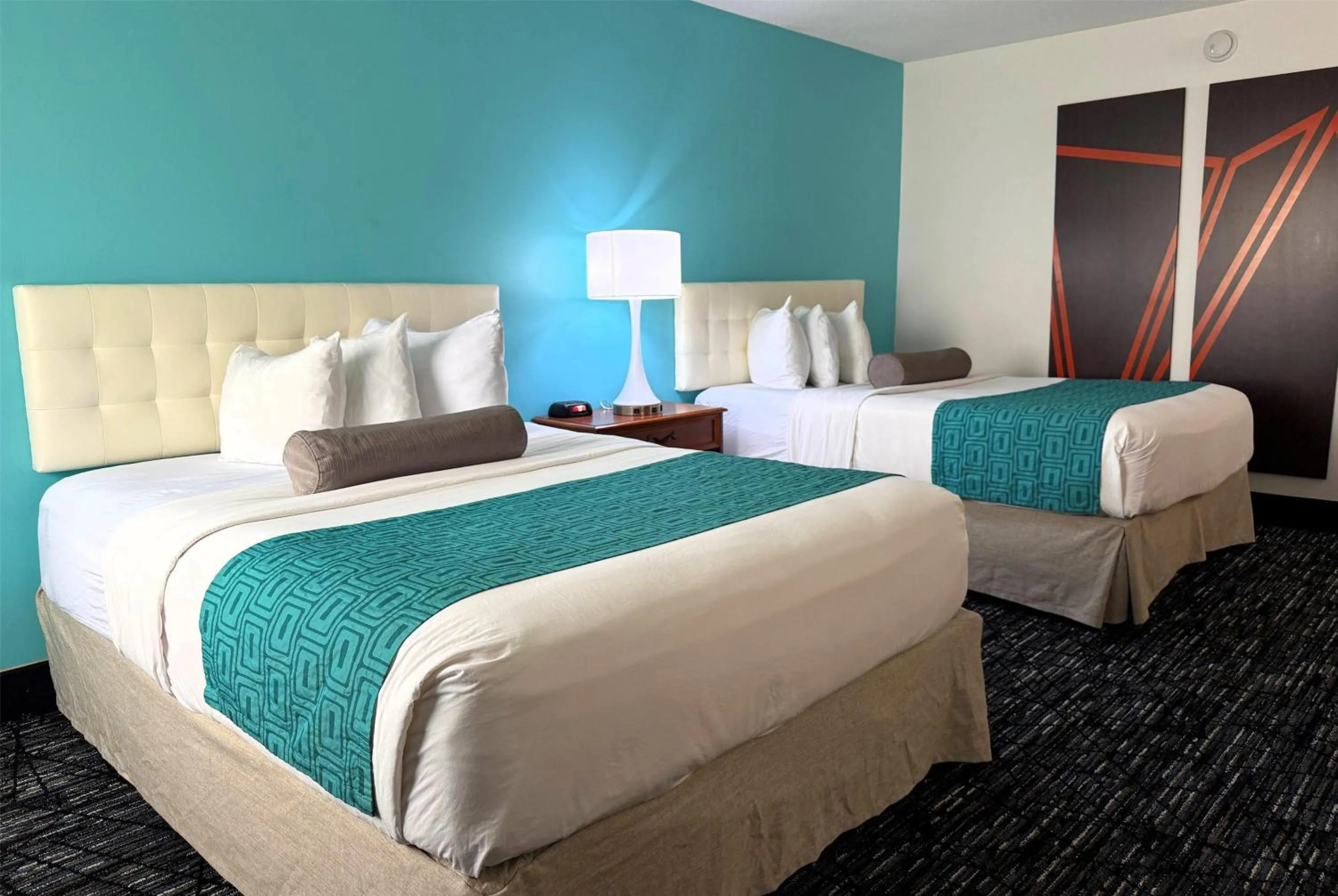 Photo of the whole room, Bed in Howard Johnson by Wyndham Evansville East