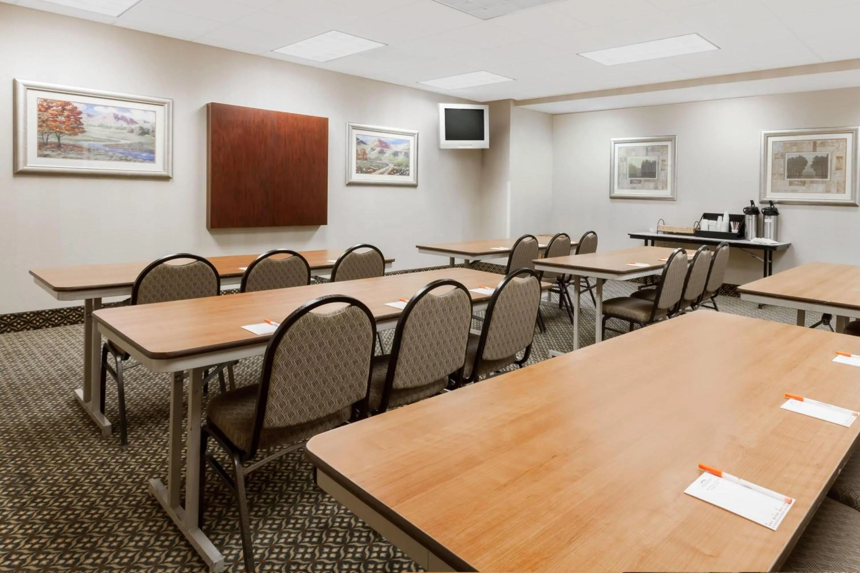 Meeting/conference room in Howard Johnson by Wyndham Evansville East