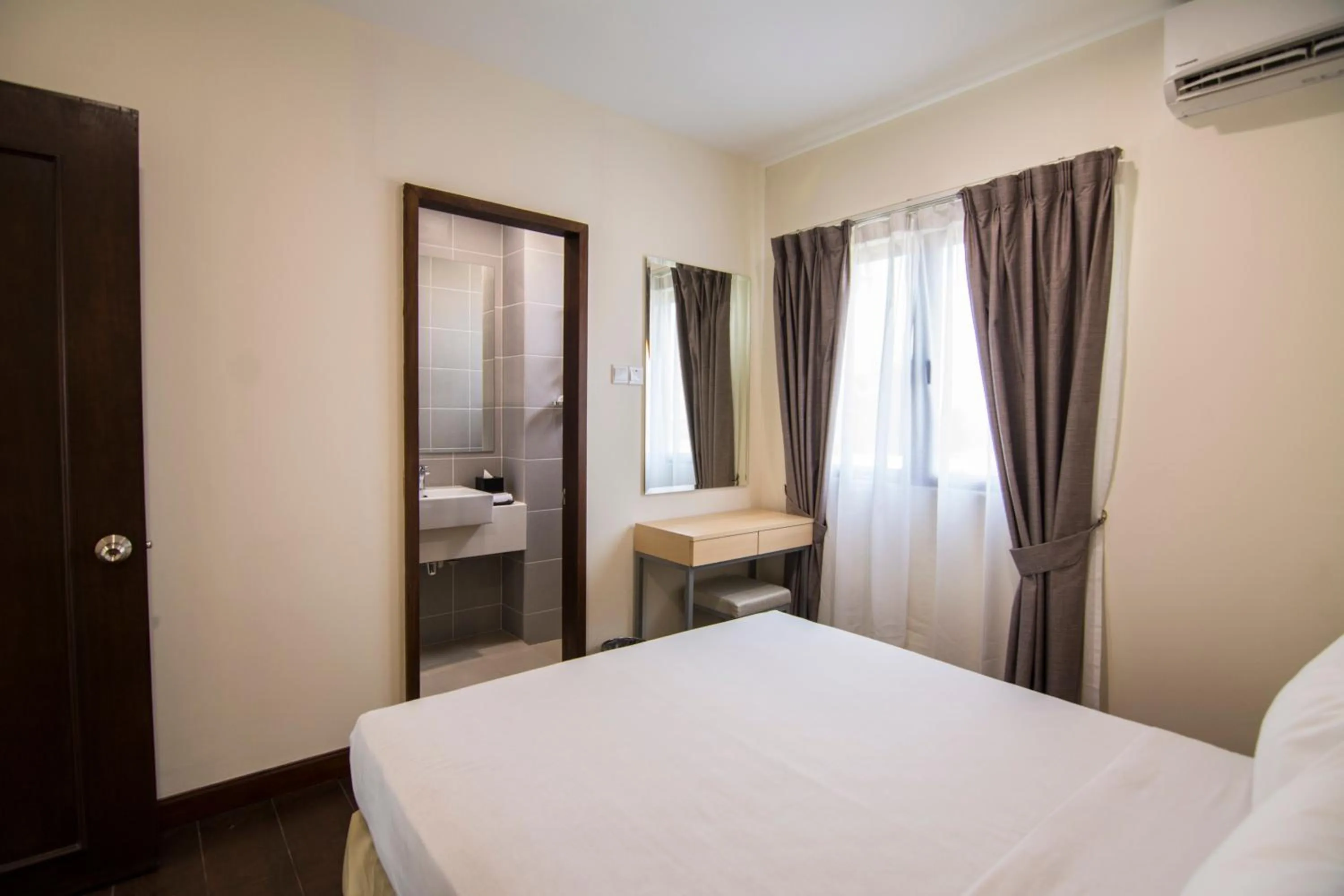 Bathroom, Bed in Royale Chulan Cherating Chalet