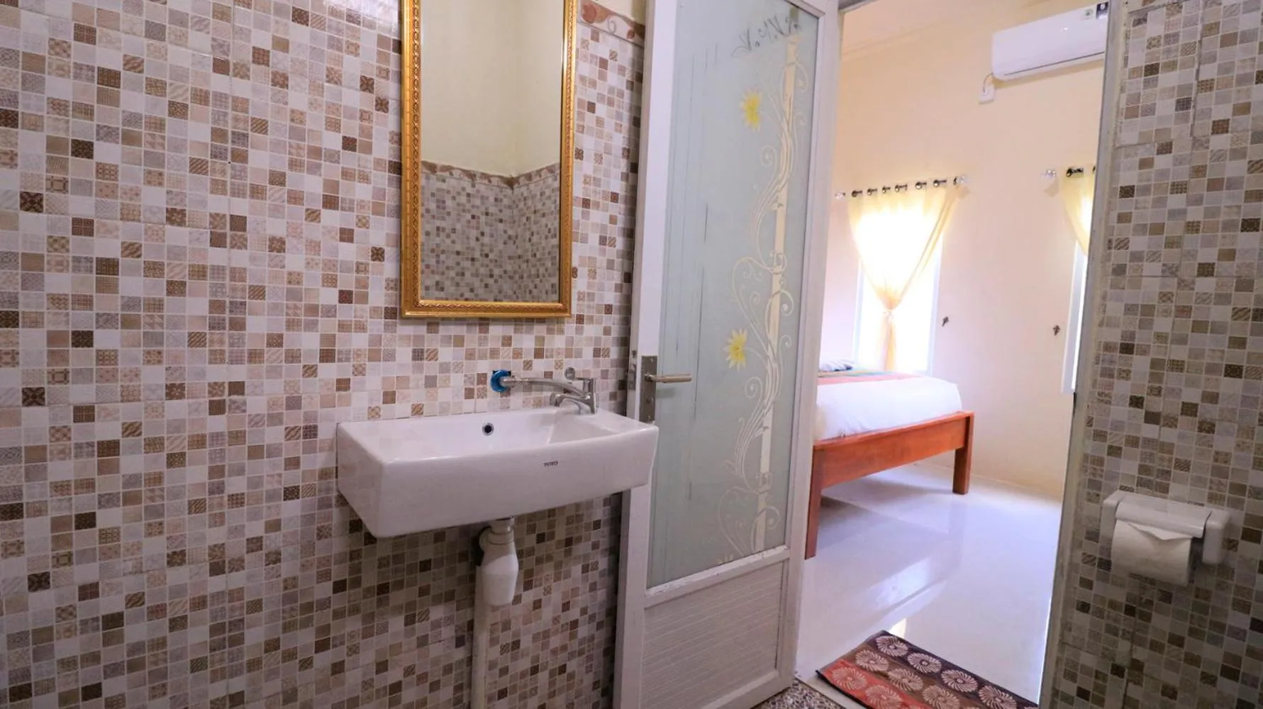 Toilet in Sukawati Inn at Crystal Bay