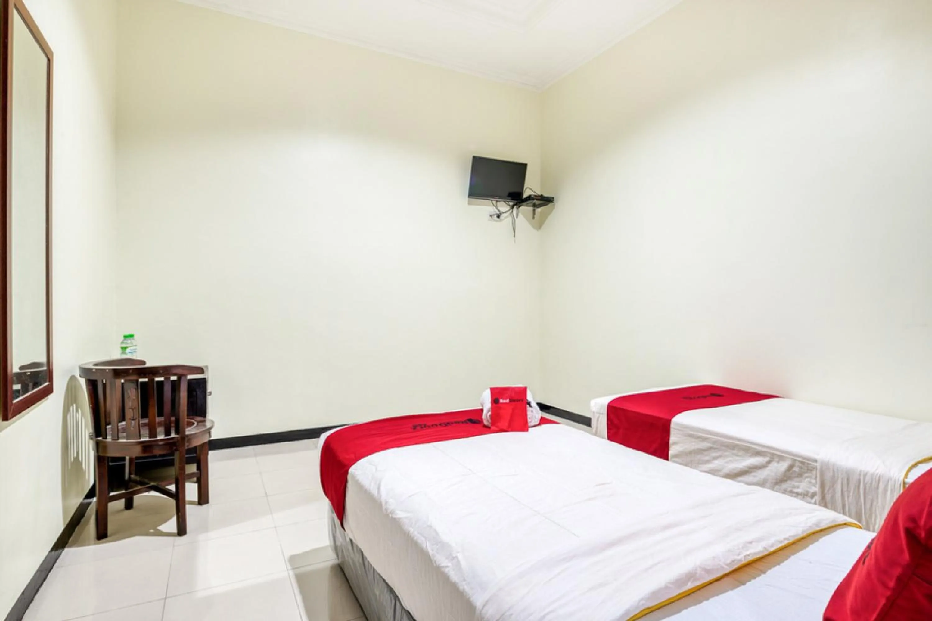 Bedroom, Bed in RedDoorz Syariah @ Ketintang Surabaya