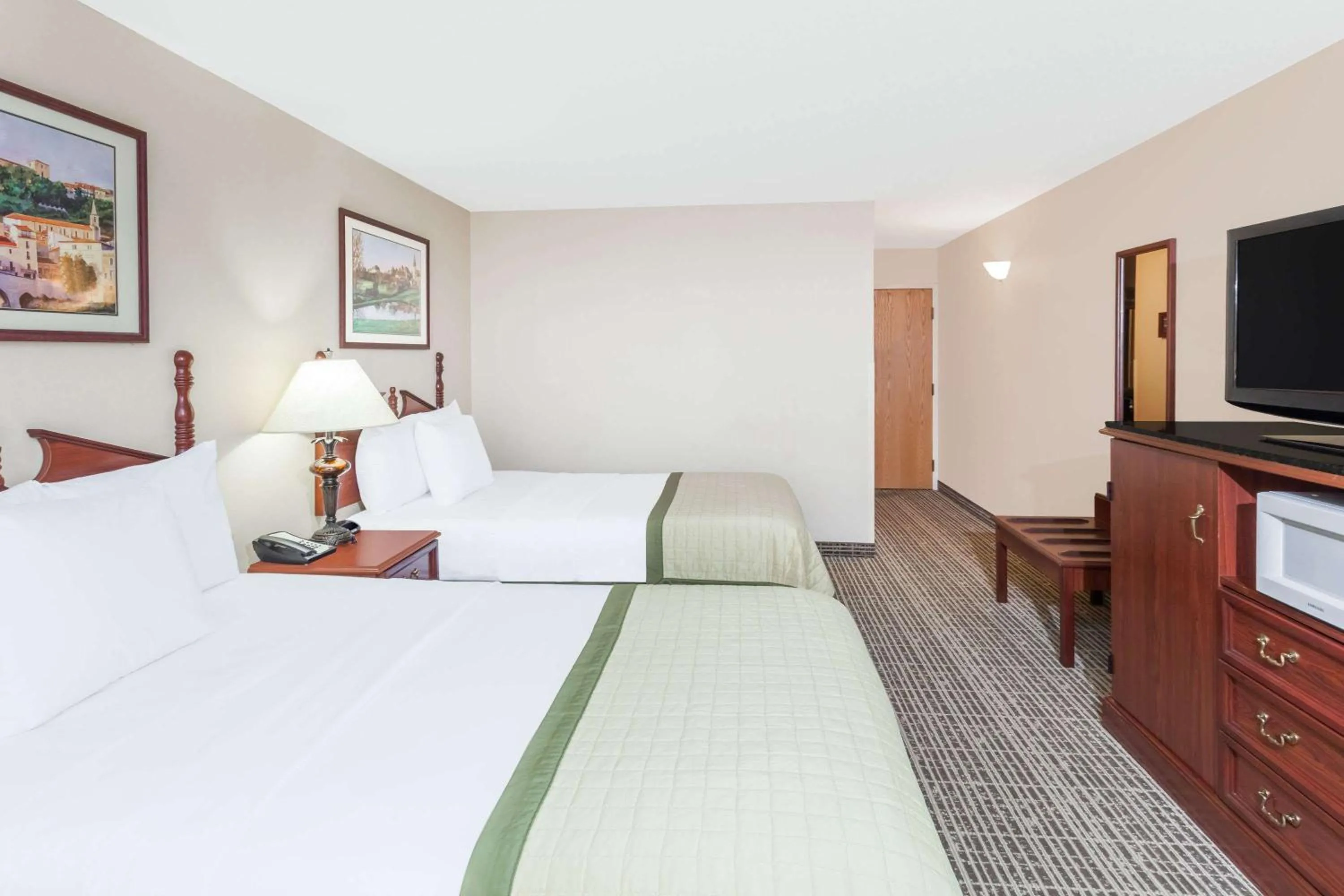 Photo of the whole room, Bed in Baymont by Wyndham Elkhart