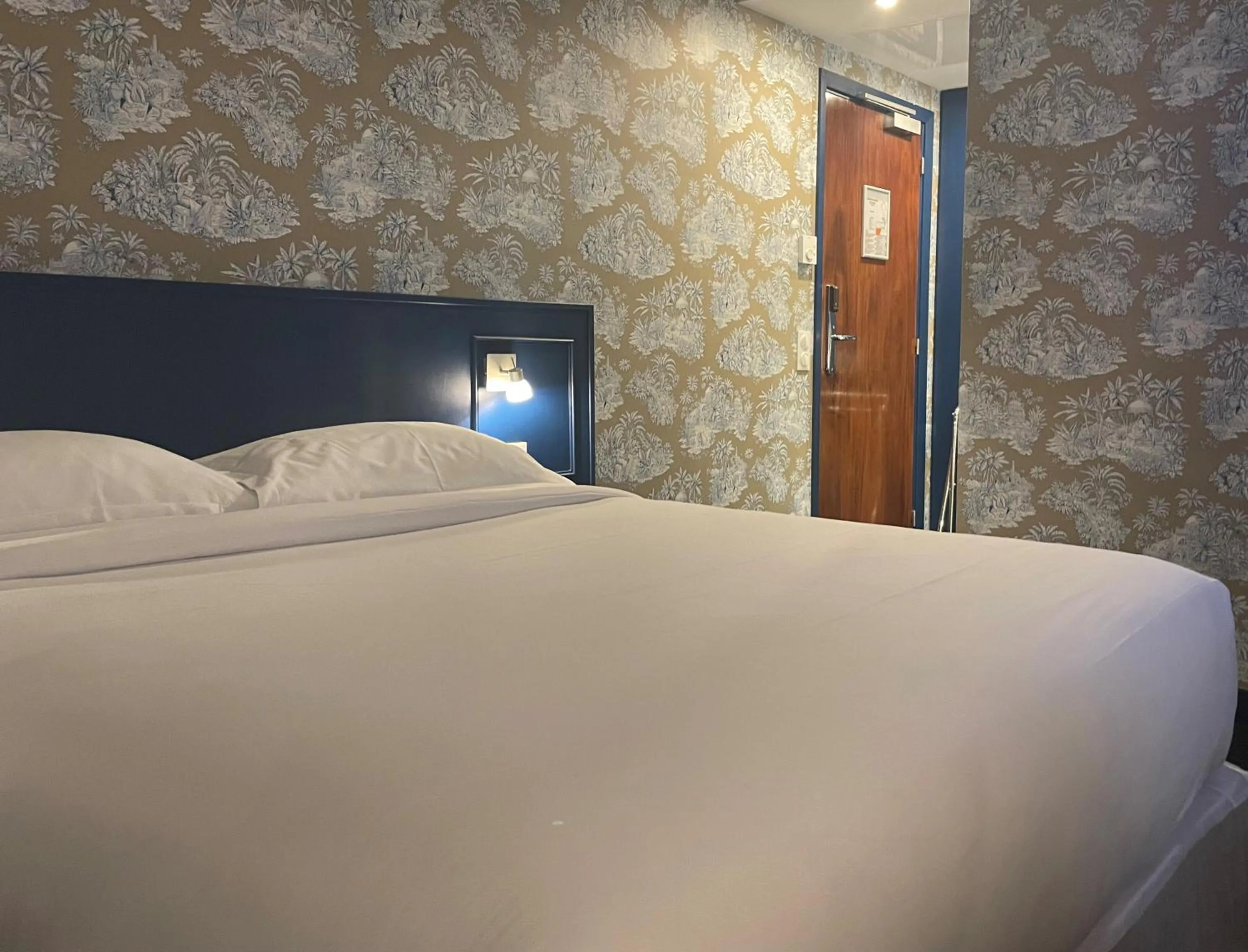 Bed in Le Pergolèse Paris Champs Elysées