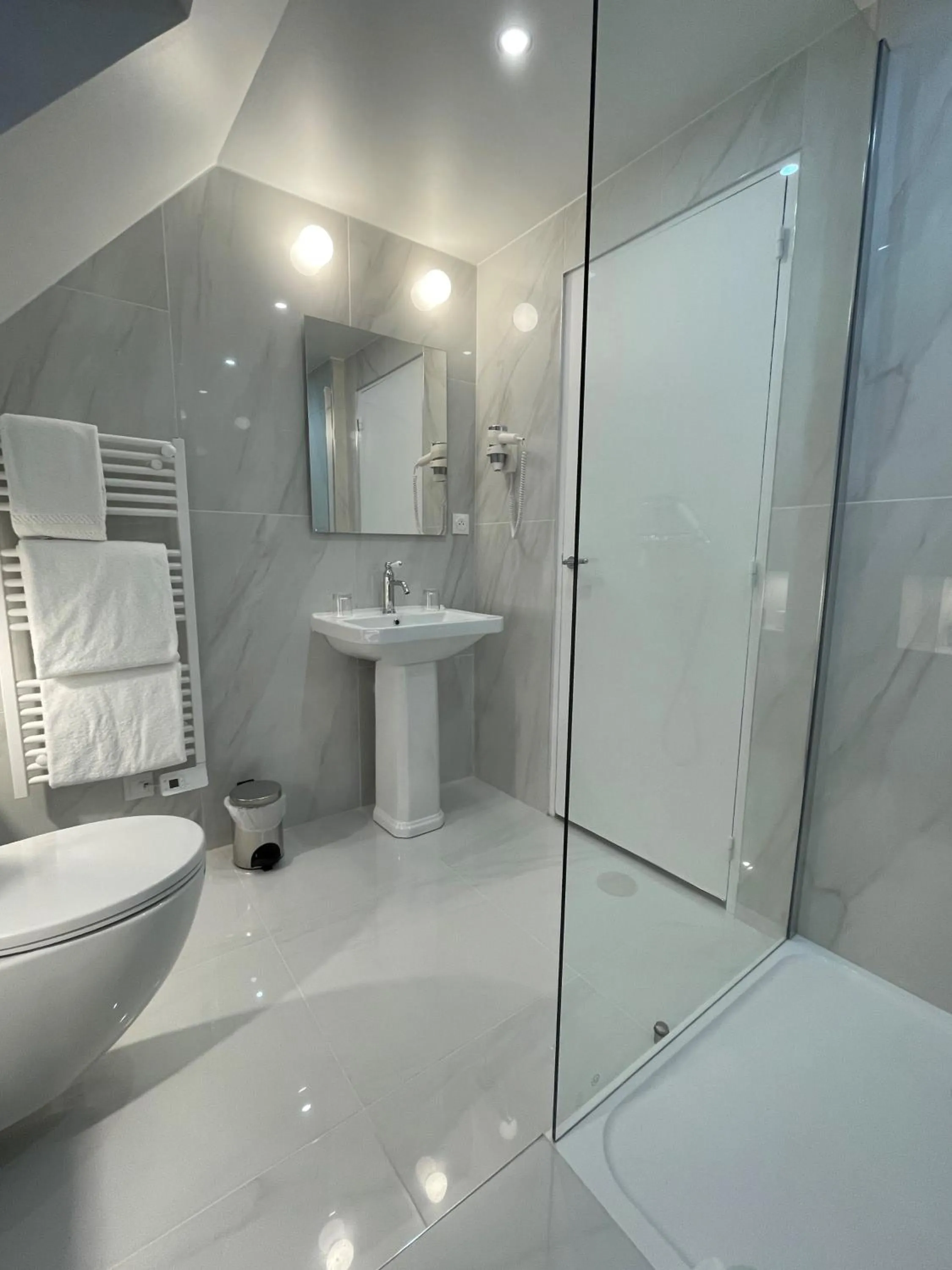 Bathroom in Le Pergolèse Paris Champs Elysées