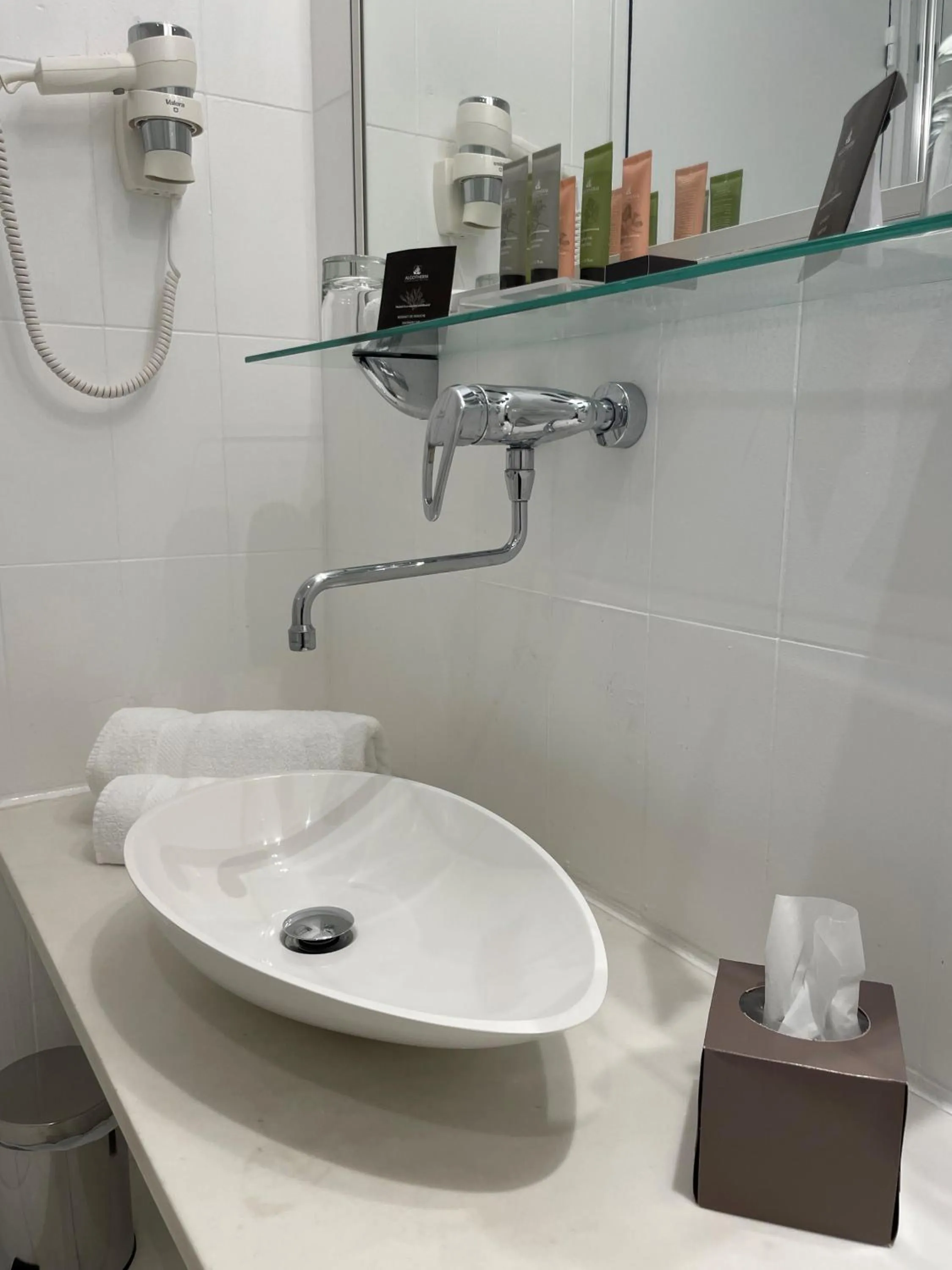 Bathroom in Le Pergolèse Paris Champs Elysées