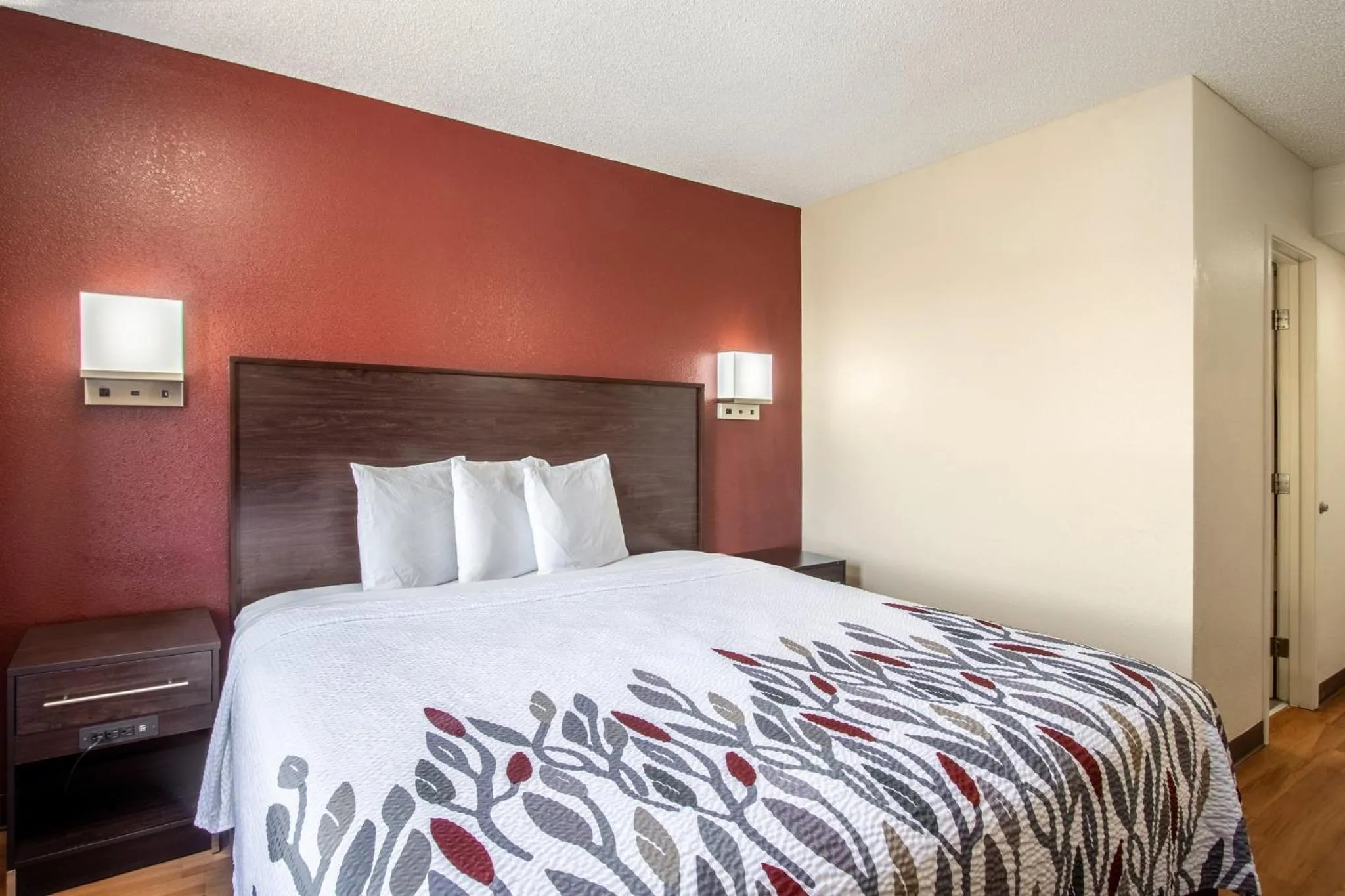 Photo of the whole room, Bed in Red Roof Inn El Paso West