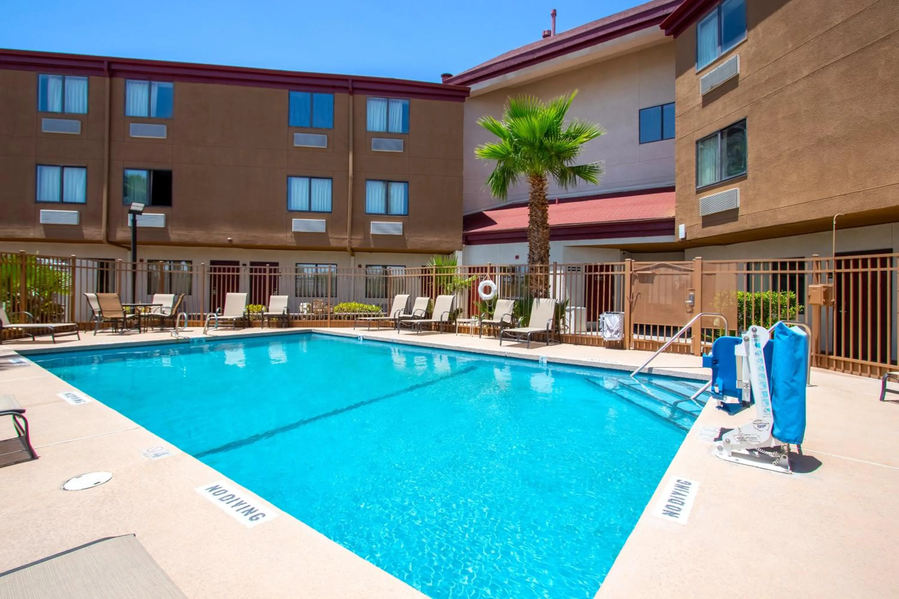 Swimming pool in Red Roof Inn El Paso West