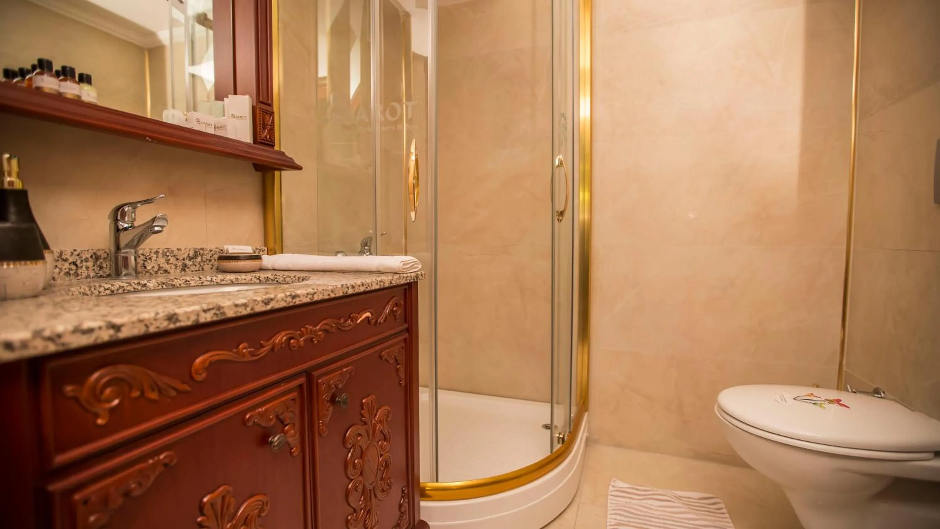 Shower in Sarot Termal Park Resort & Spa - Halal Hotel