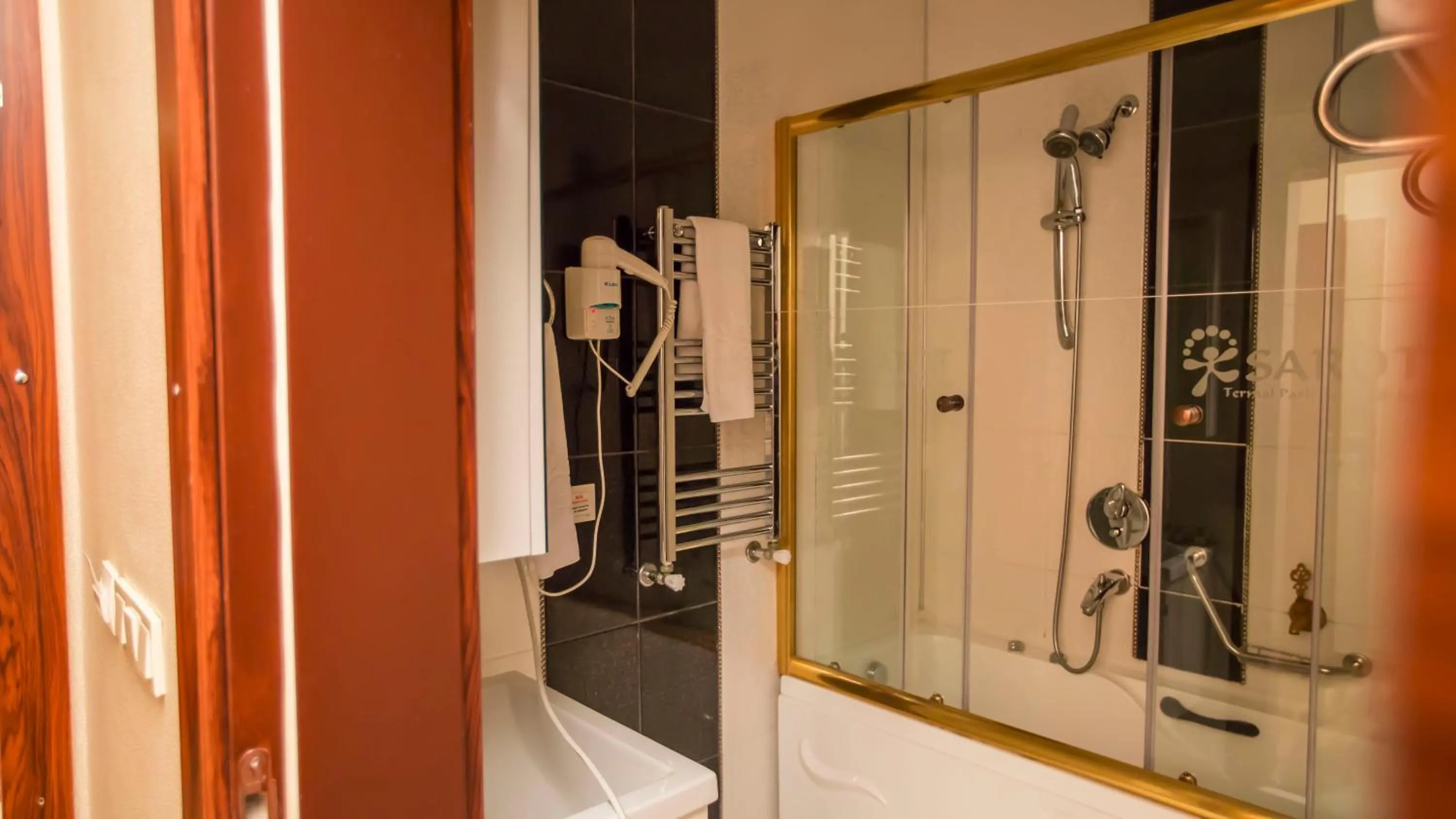 Shower in Sarot Termal Park Resort & Spa - Halal Hotel