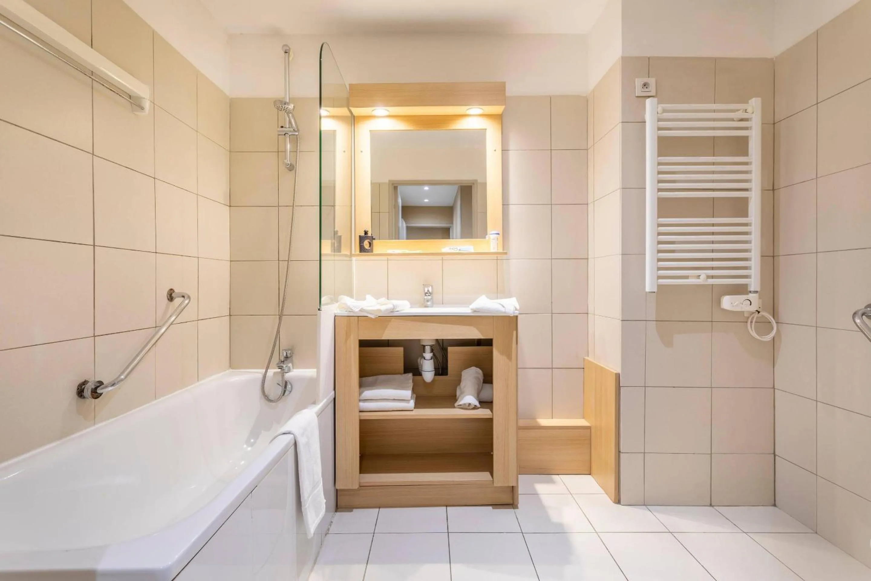 Bedroom in Comfort Aparthotel Marseille Prado