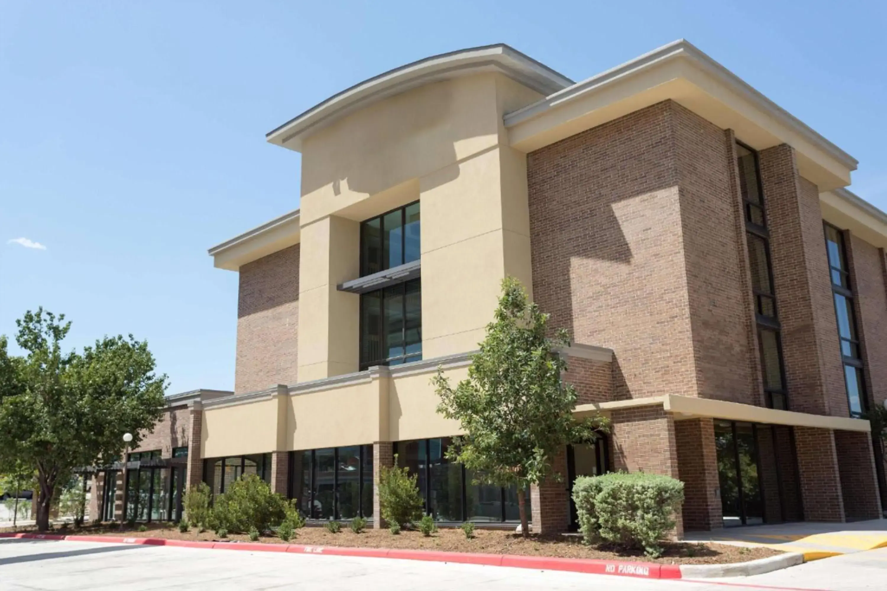 Property building in Heritage Inn & Suites San Antonio Airport, Trademark Wyndham Property building in Heritage Inn & Suites San Antonio Airport, Trademark Wyndham