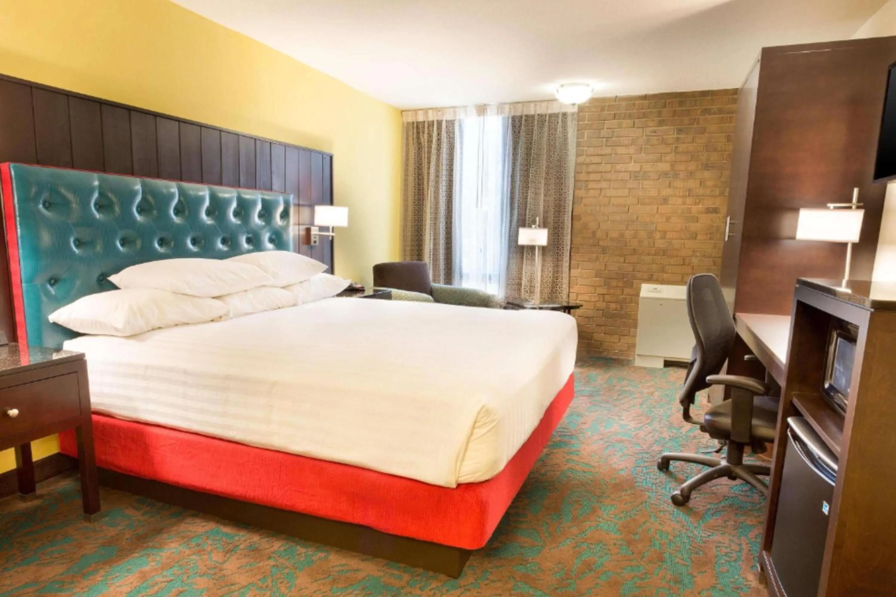 Bed in Heritage Inn & Suites San Antonio Airport, Trademark Wyndham