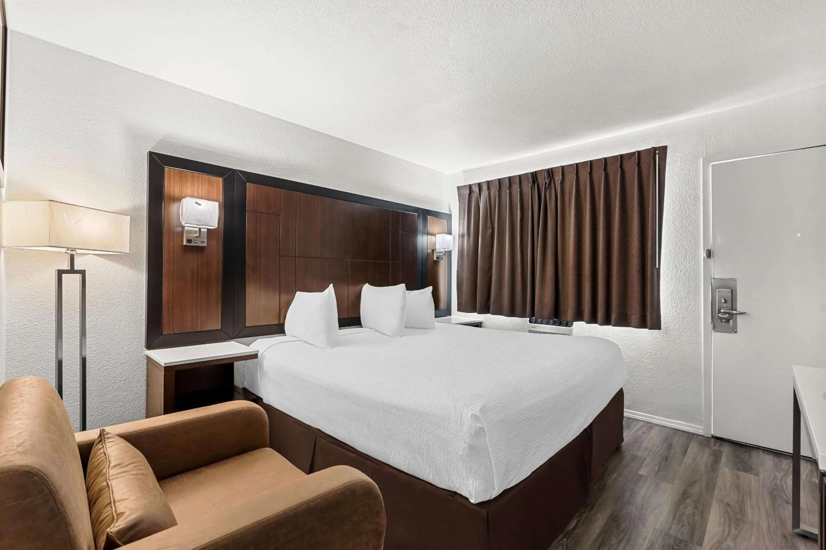 Bedroom, Bed in Econo Lodge Stockton near I-5 Fairgrounds