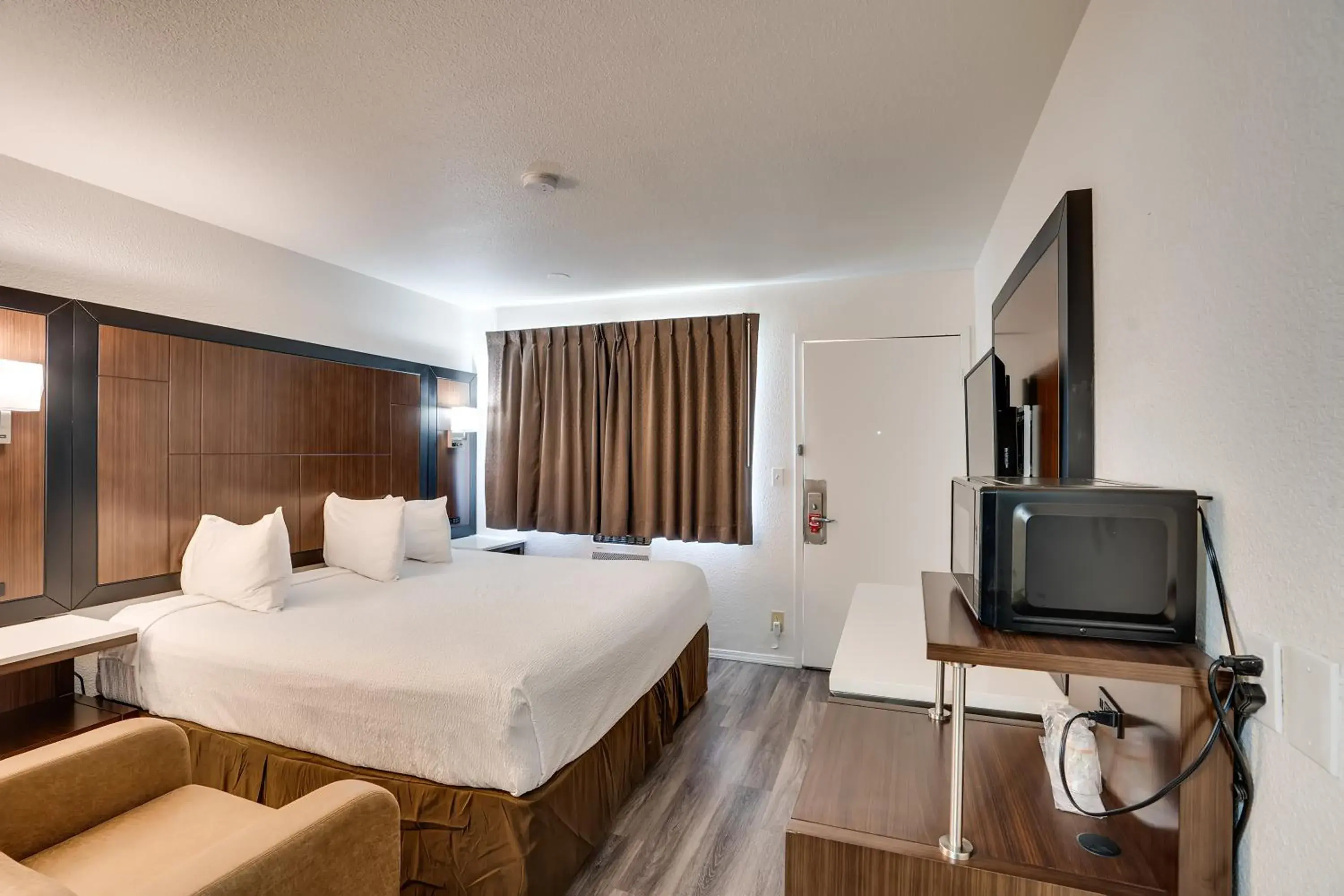 Queen Room with Roll-In Shower - Disability Access/Non Smoking in Econo Lodge Stockton near I-5 Fairgrounds Queen Room with Roll-In Shower - Disability Access/Non Smoking in Econo Lodge Stockton near I-5 Fairgrounds