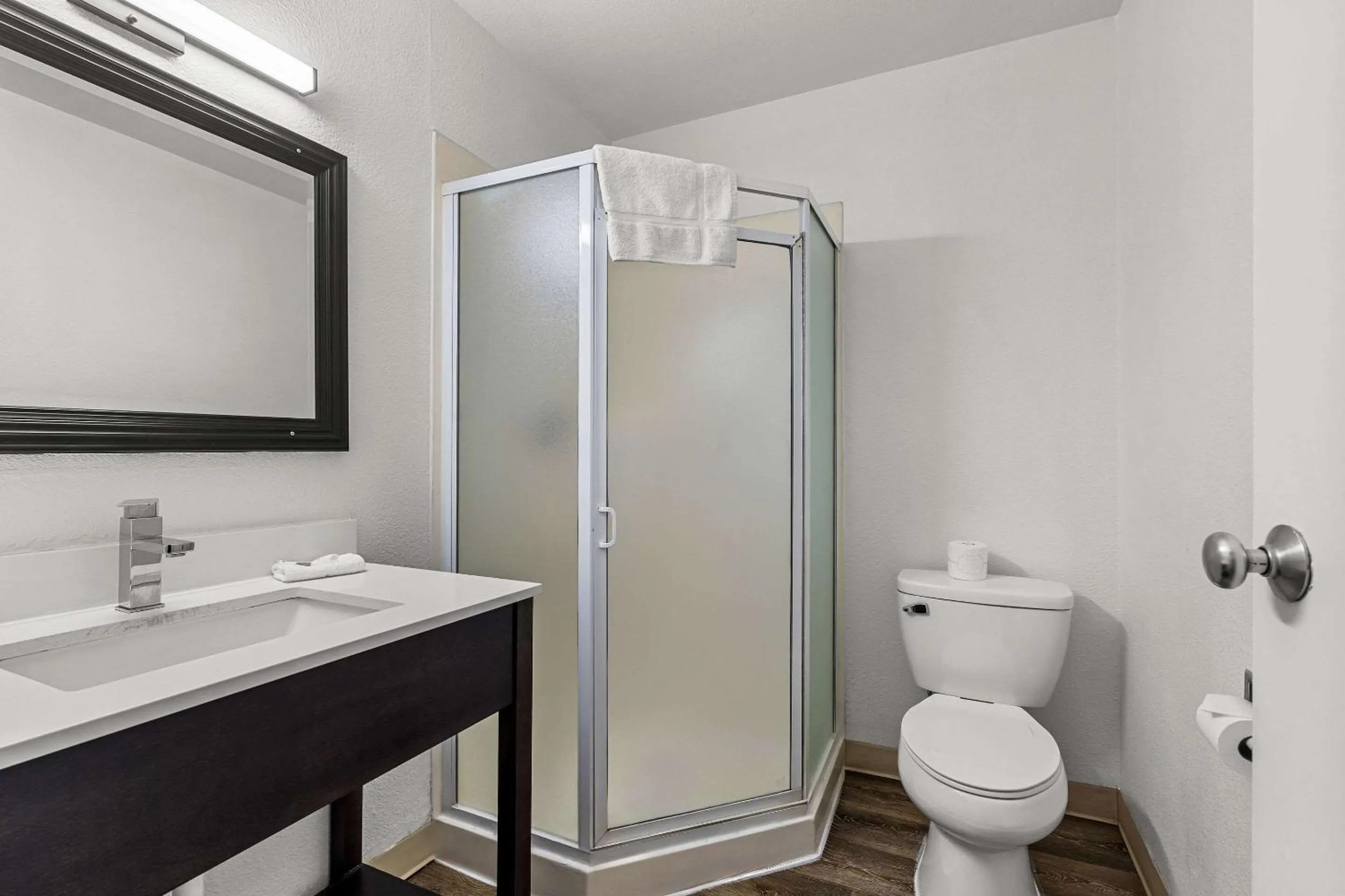 Bedroom in Econo Lodge Stockton near I-5 Fairgrounds