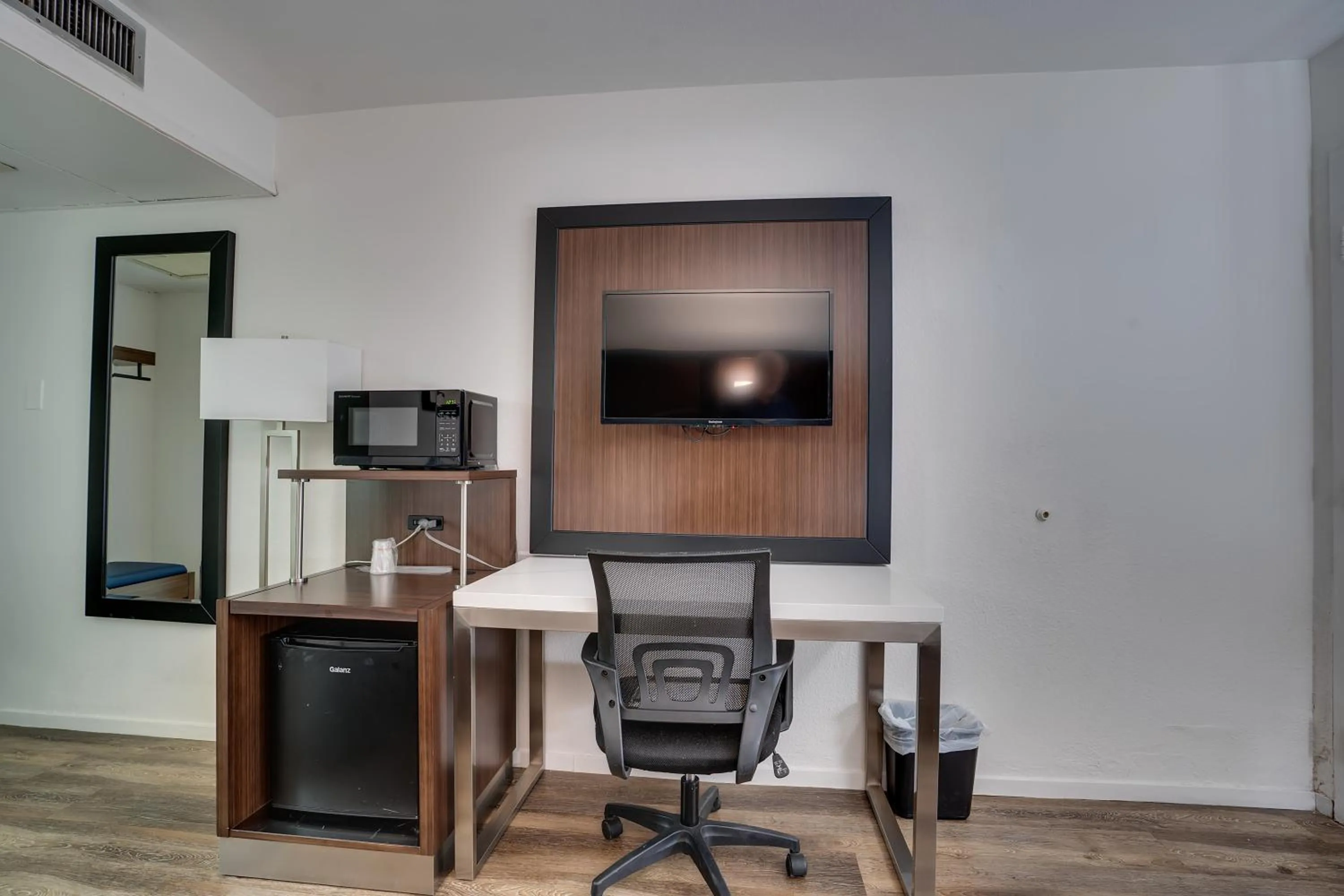 Seating area in Econo Lodge Stockton near I-5 Fairgrounds