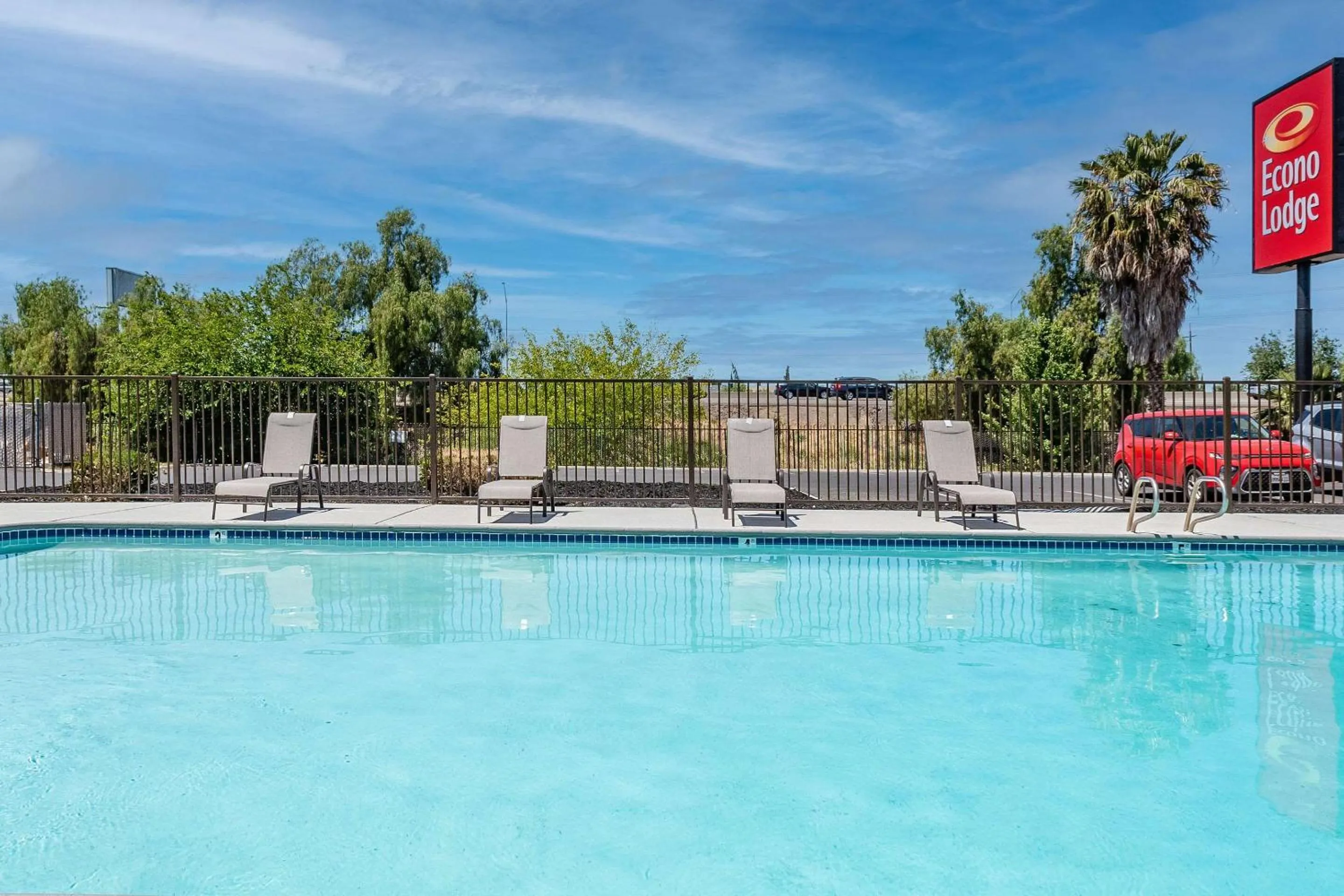Swimming pool in Econo Lodge Stockton near I-5 Fairgrounds