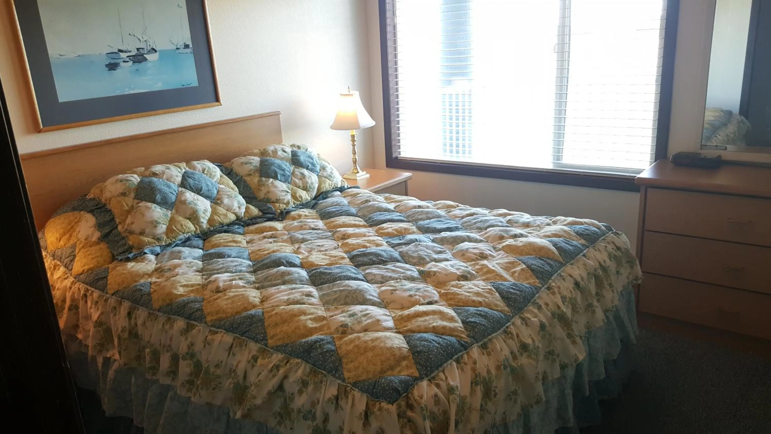 Bed in The Breakers Long Beach