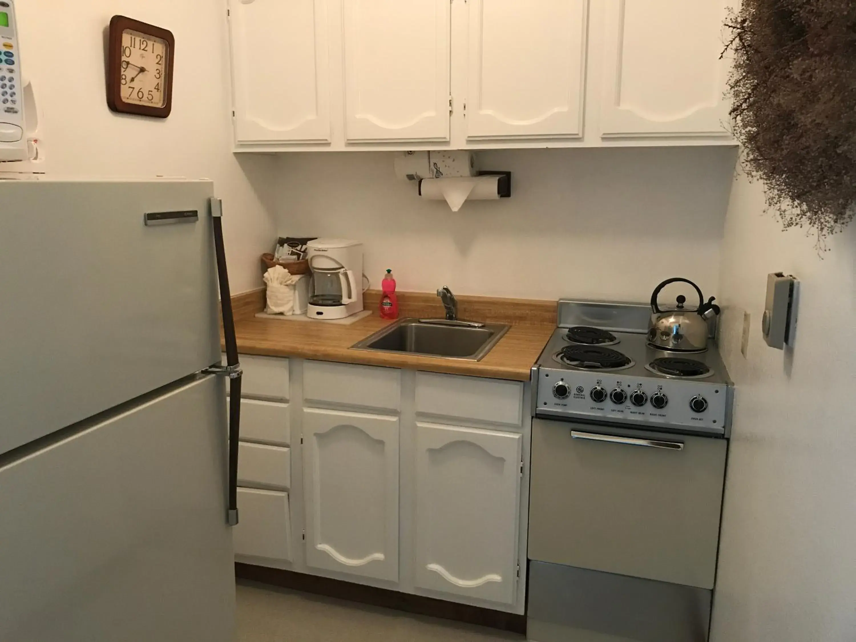 Queen Room with Kitchenette (Non Pet Friendly) in The Breakers Long Beach Queen Room with Kitchenette (Non Pet Friendly) in The Breakers Long Beach