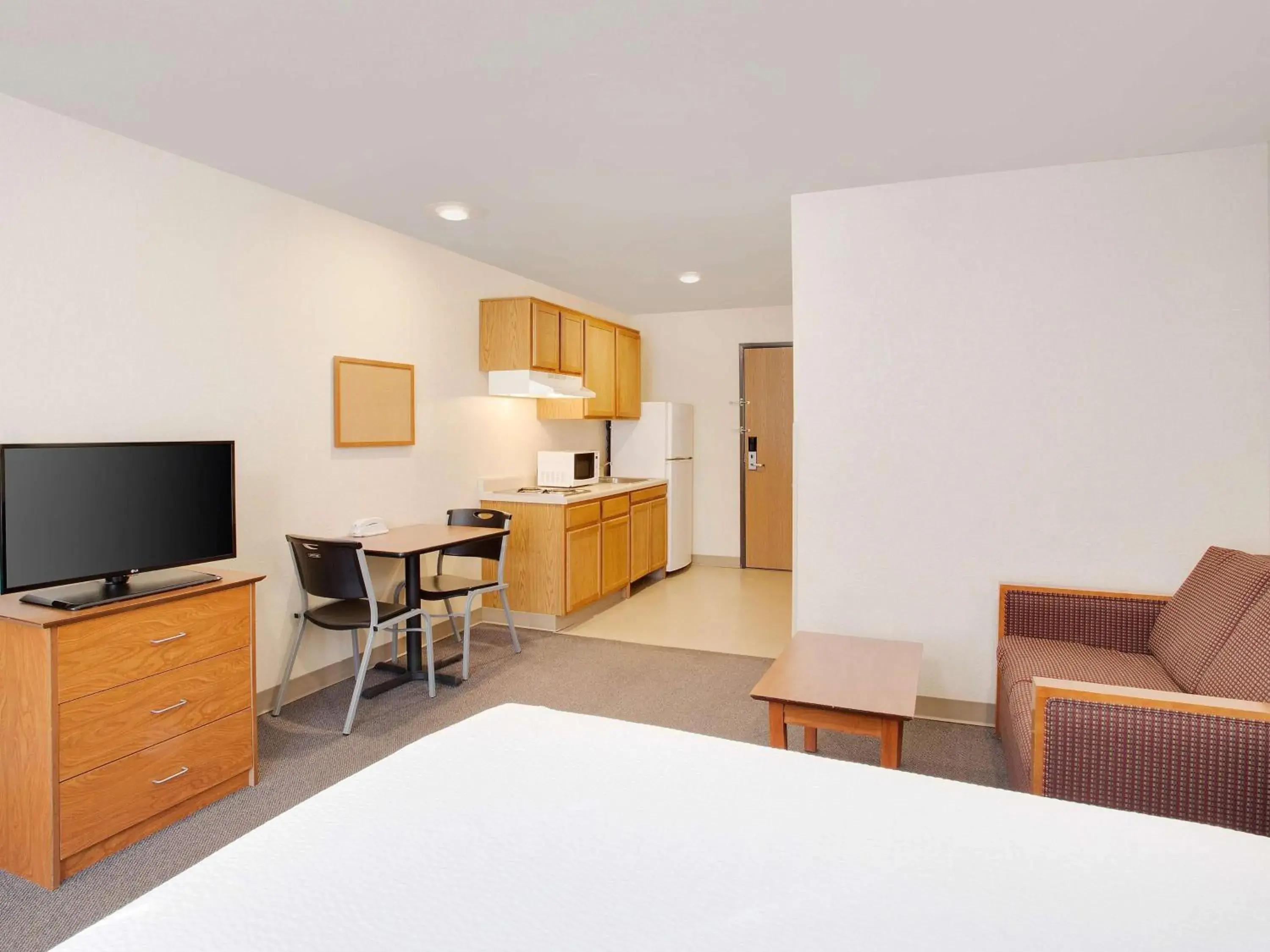Bedroom, TV/Entertainment Center in Extended Stay America Select Suites - Shreveport - Bossier City