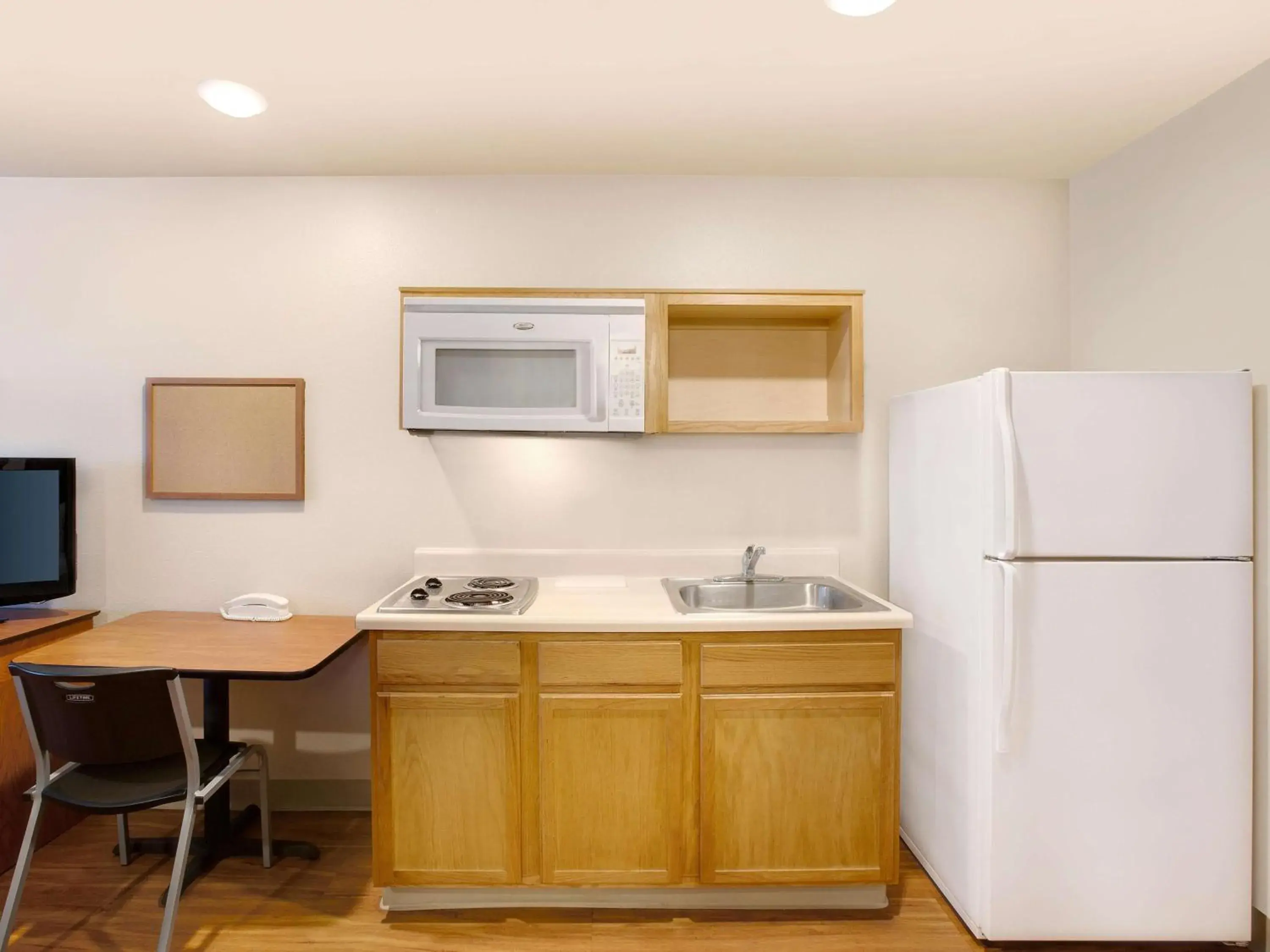 Bedroom, Kitchen/Kitchenette in Extended Stay America Select Suites - Shreveport - Bossier City