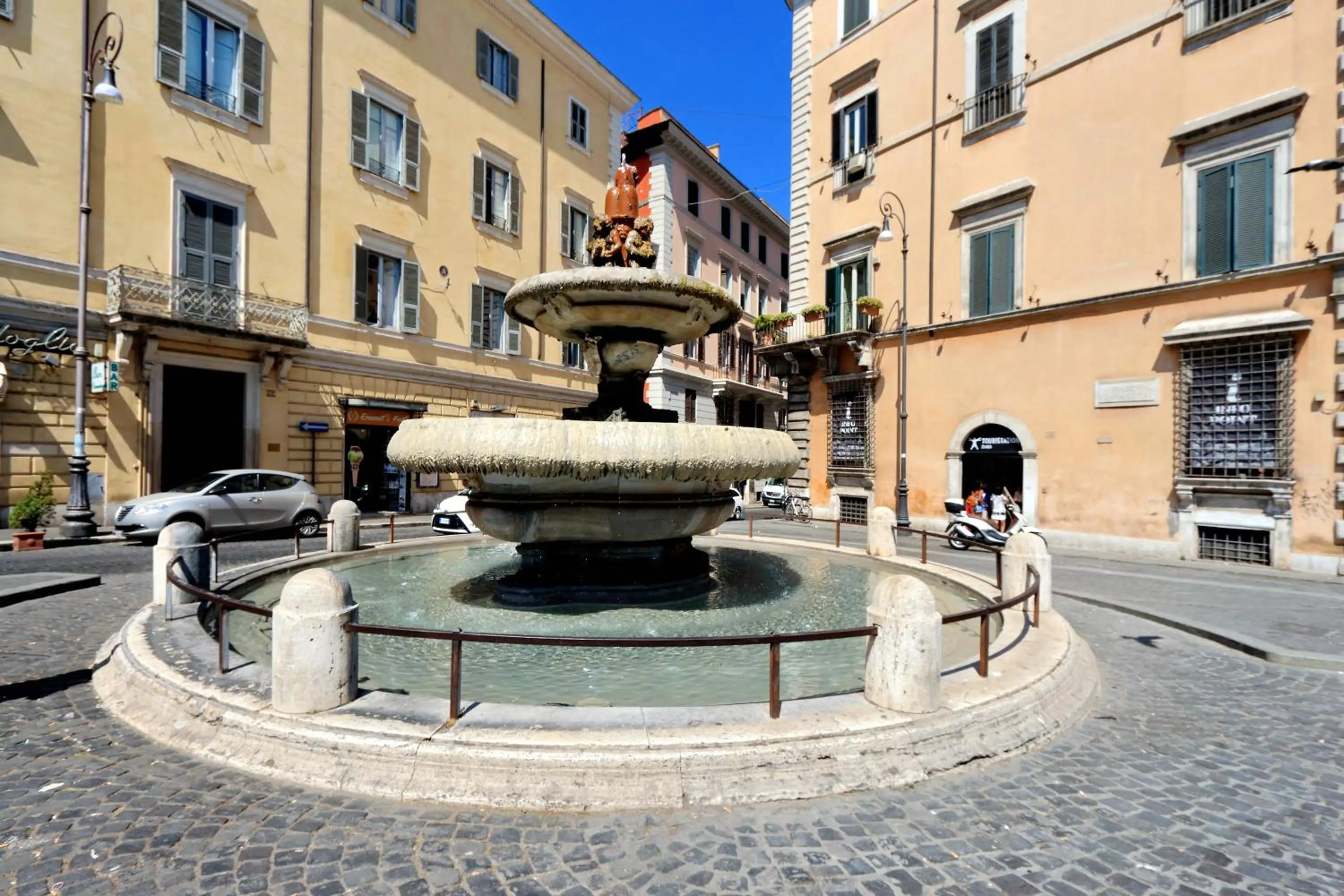 Property building in Roma Five Suites