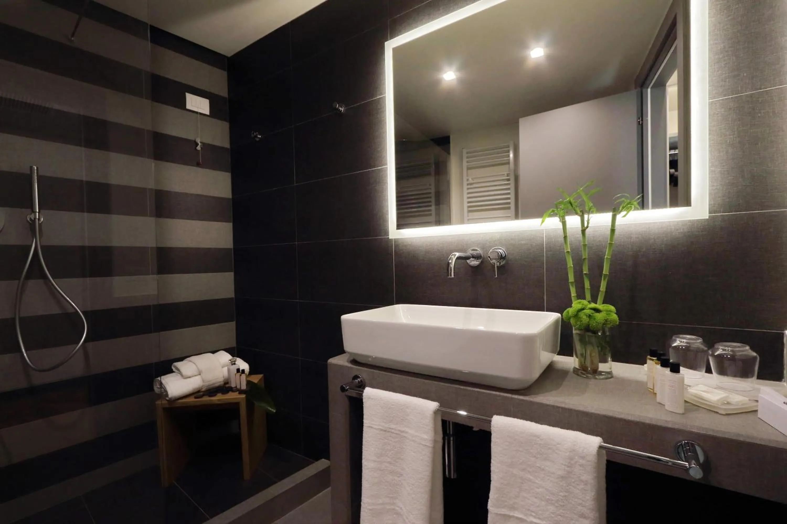 Shower in Roma Five Suites