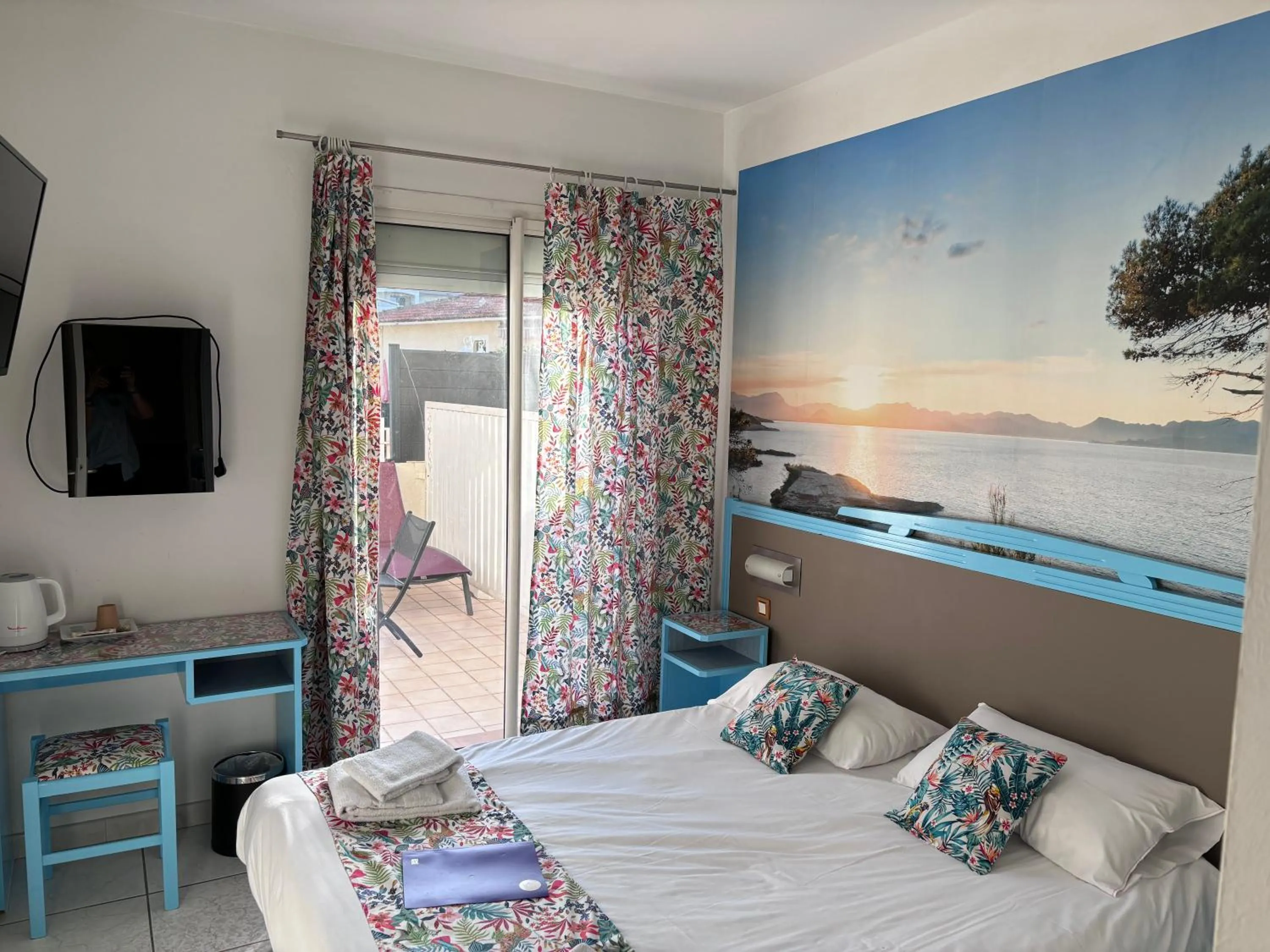 Shower, Bed in Hôtel Restaurant de la Mer