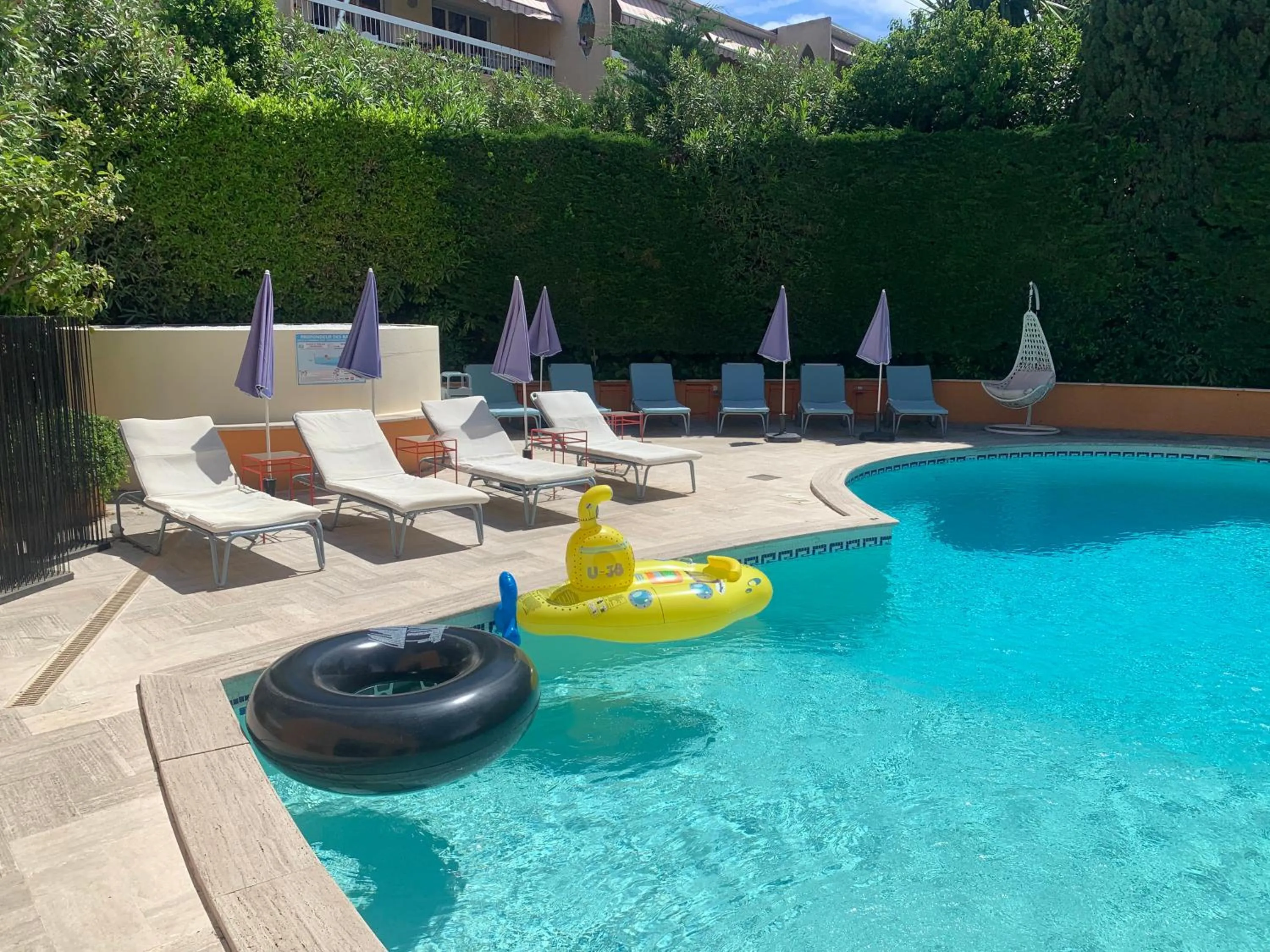 Swimming pool in Hôtel Restaurant de la Mer