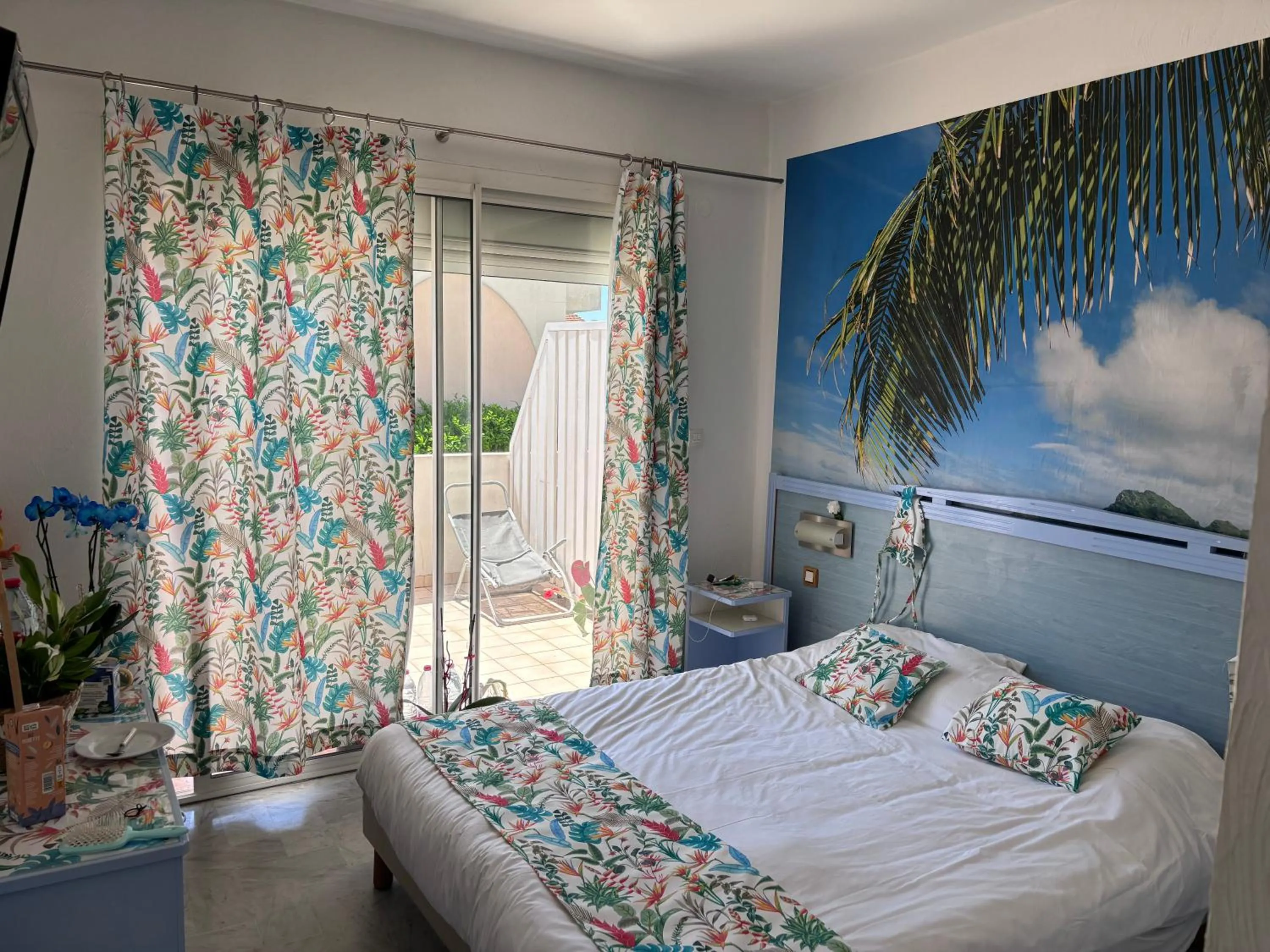 Balcony/Terrace, Bed in Hôtel Restaurant de la Mer