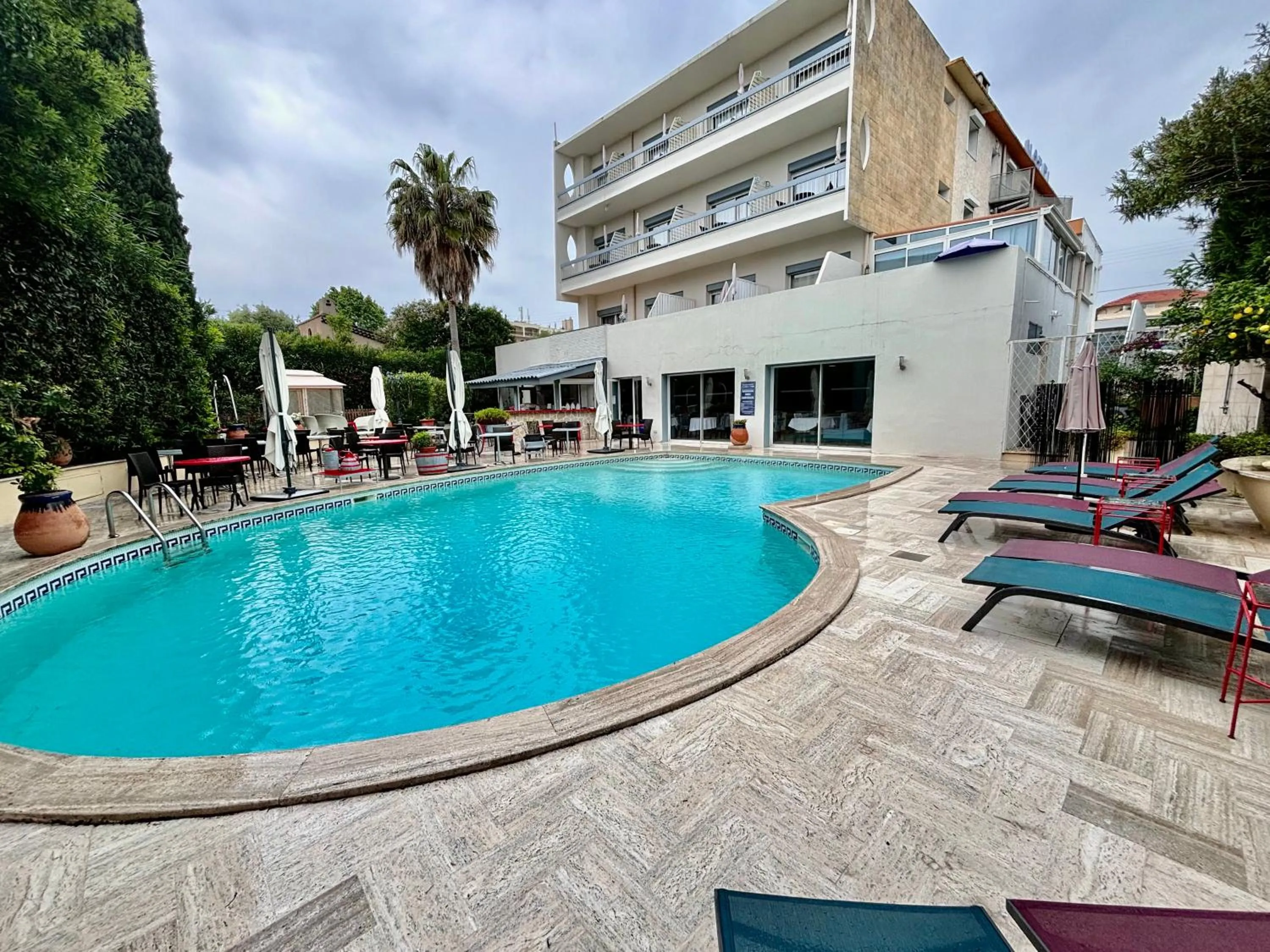 Swimming pool in Hôtel Restaurant de la Mer