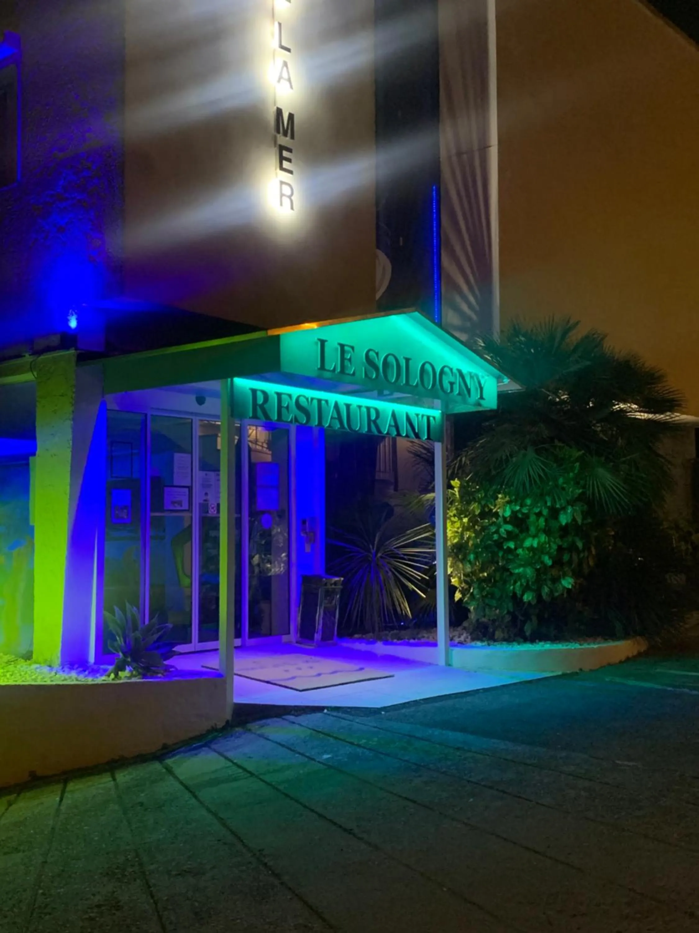 Property building in Hôtel Restaurant de la Mer