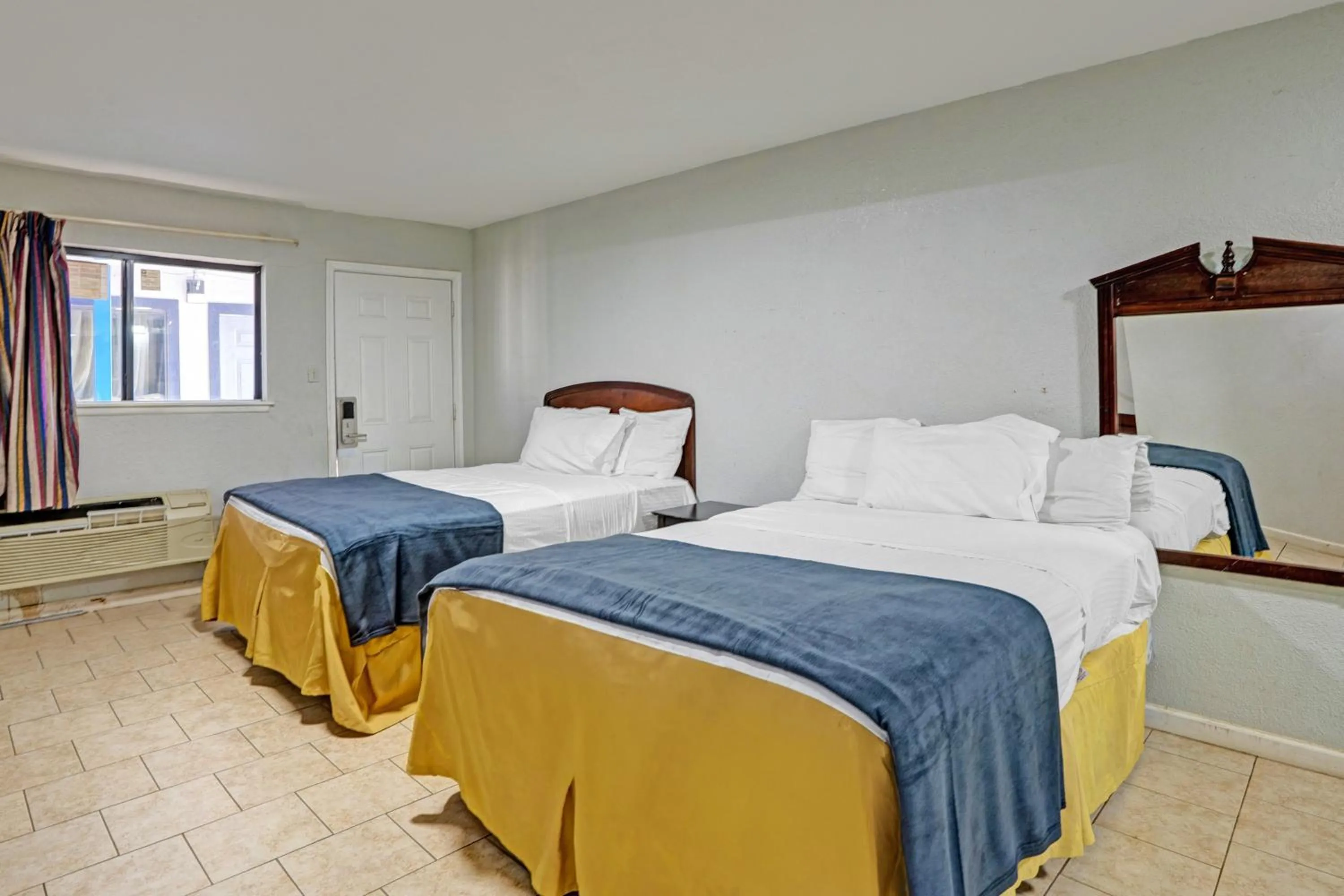 Bedroom, Bed in Super 7 Inn By OYO San Antonio NW Medical Center