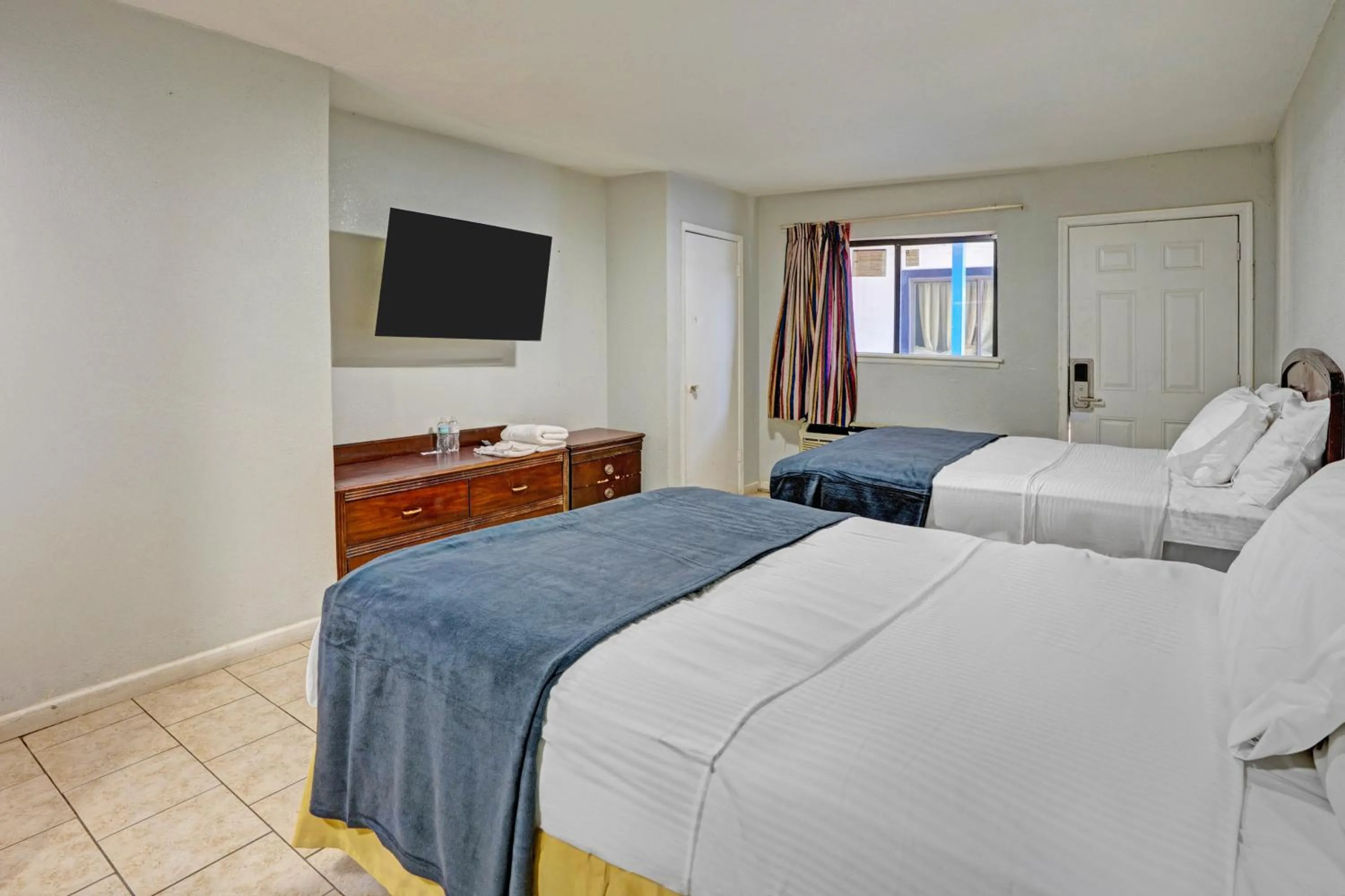 Bedroom, Bed in Super 7 Inn By OYO San Antonio NW Medical Center