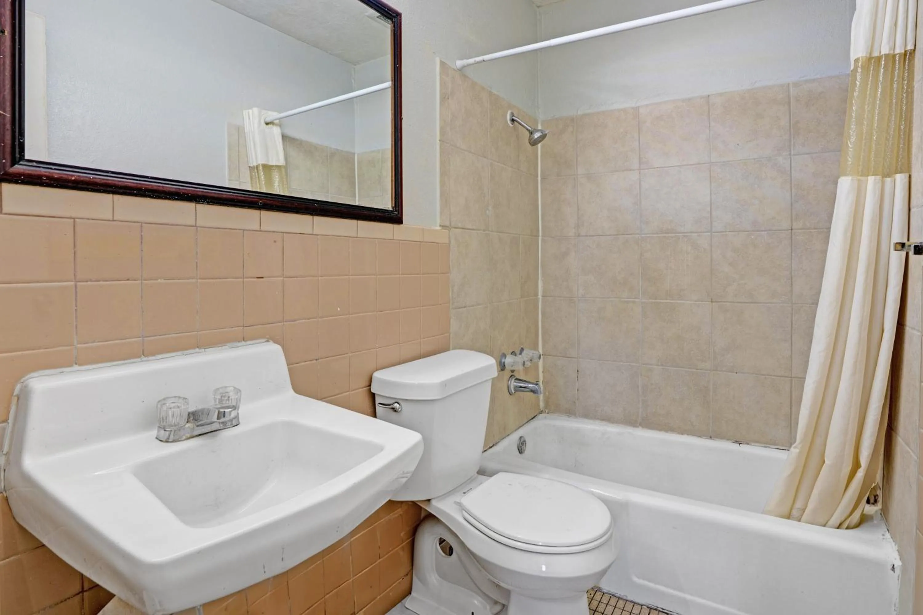 Bathroom in Super 7 Inn By OYO San Antonio NW Medical Center