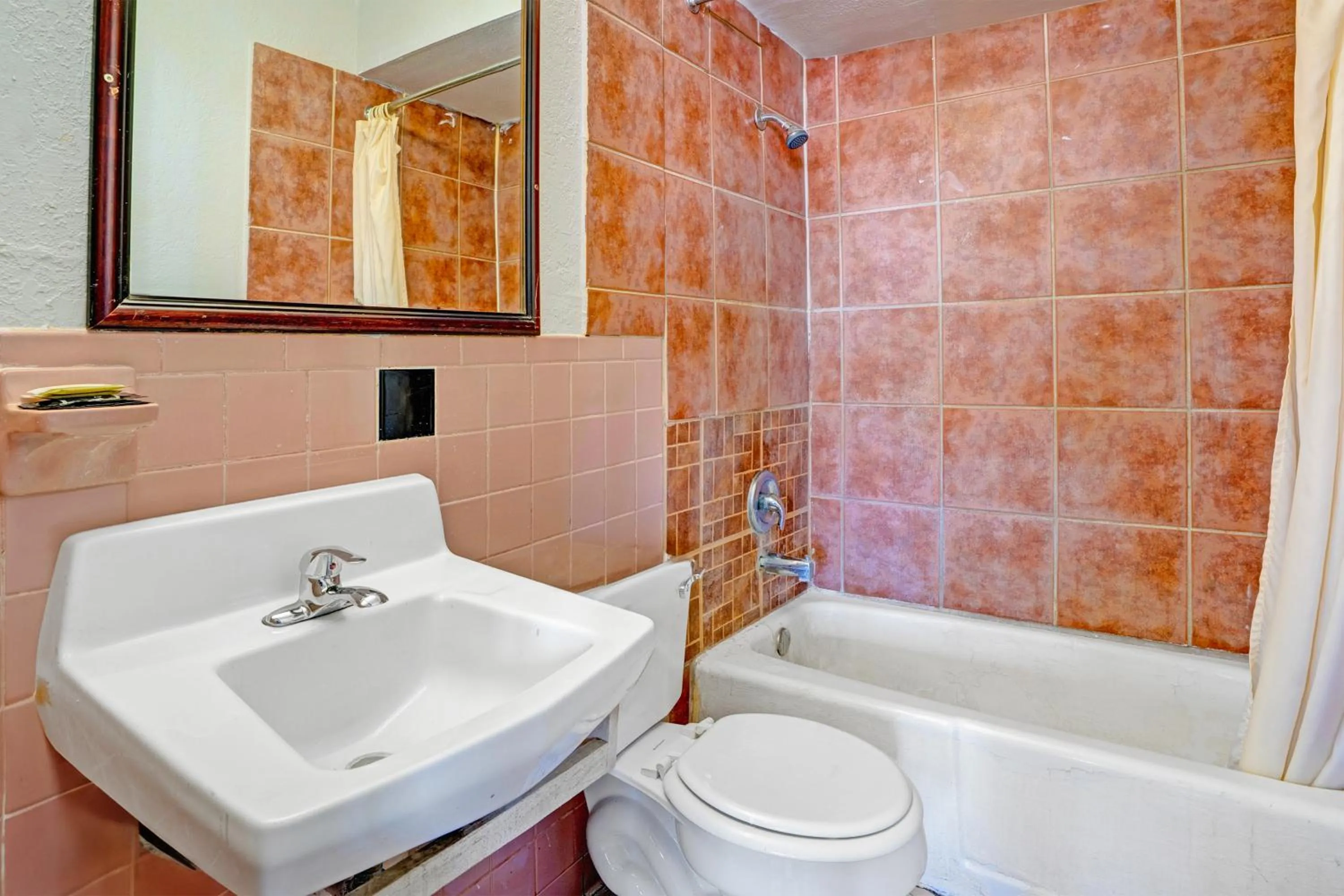 Bathroom in Super 7 Inn By OYO San Antonio NW Medical Center