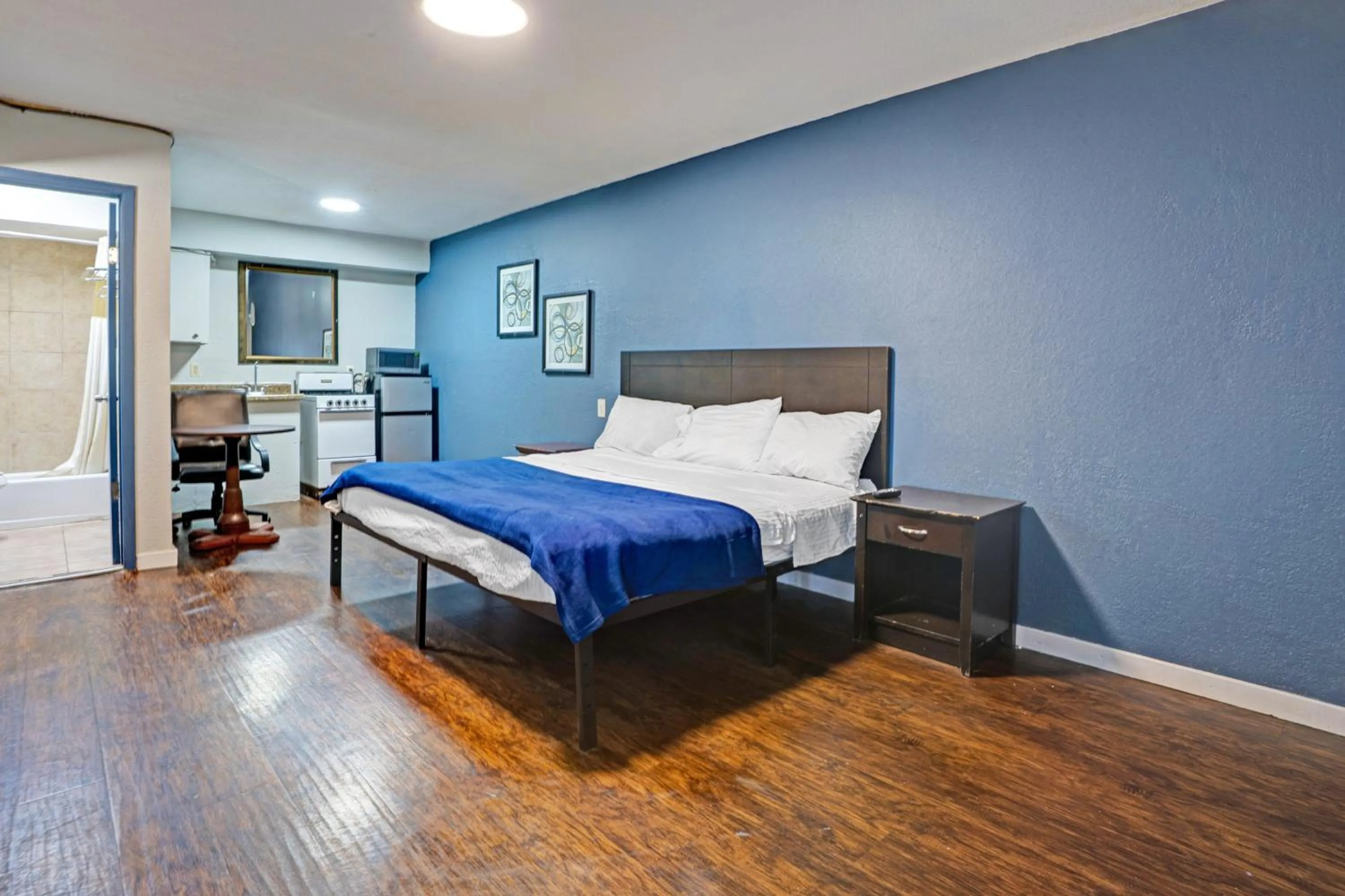 Bedroom, Bed in Super 7 Inn By OYO San Antonio NW Medical Center